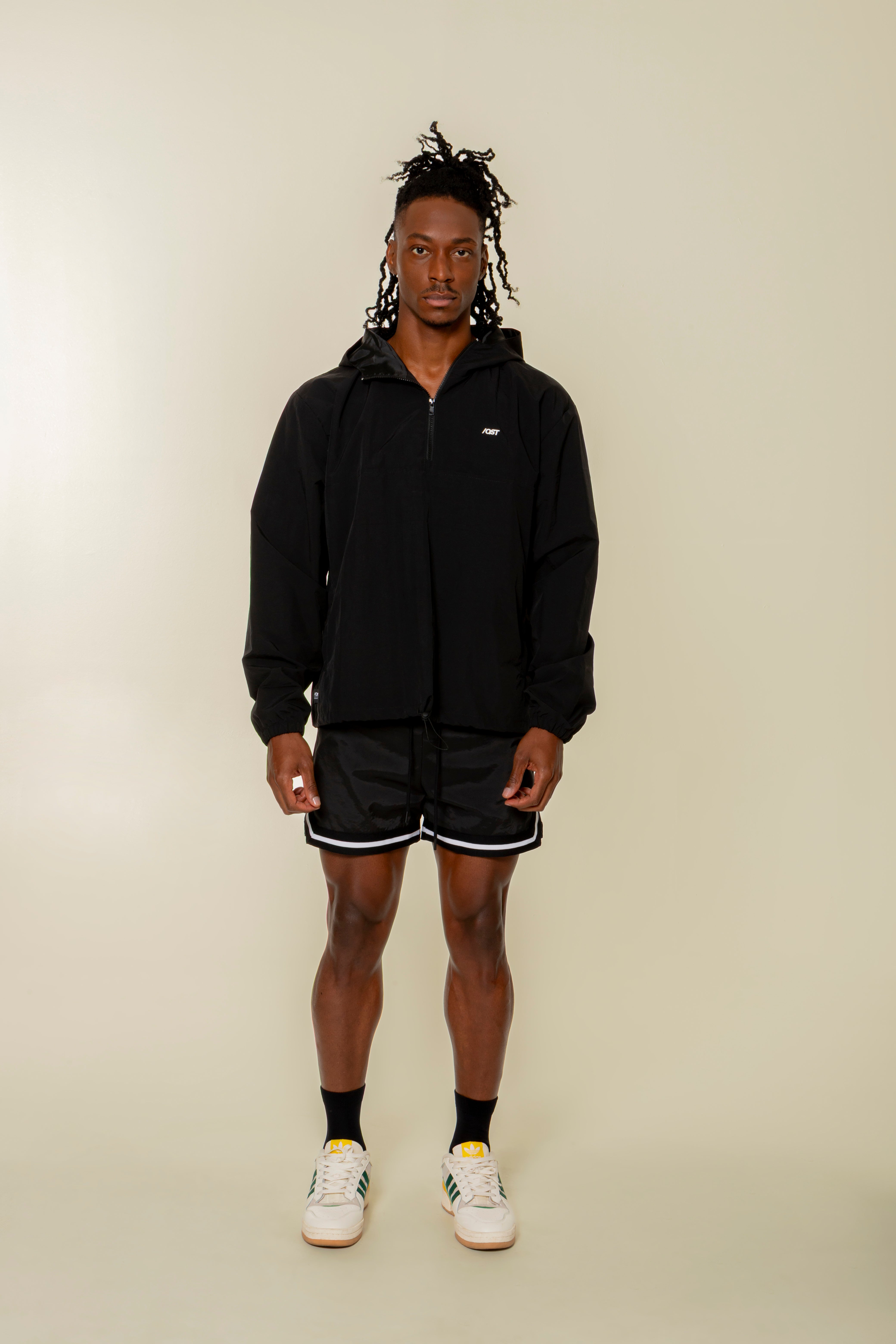 CHAQUETA ROMPEVIENTOS COLOR NEGRO