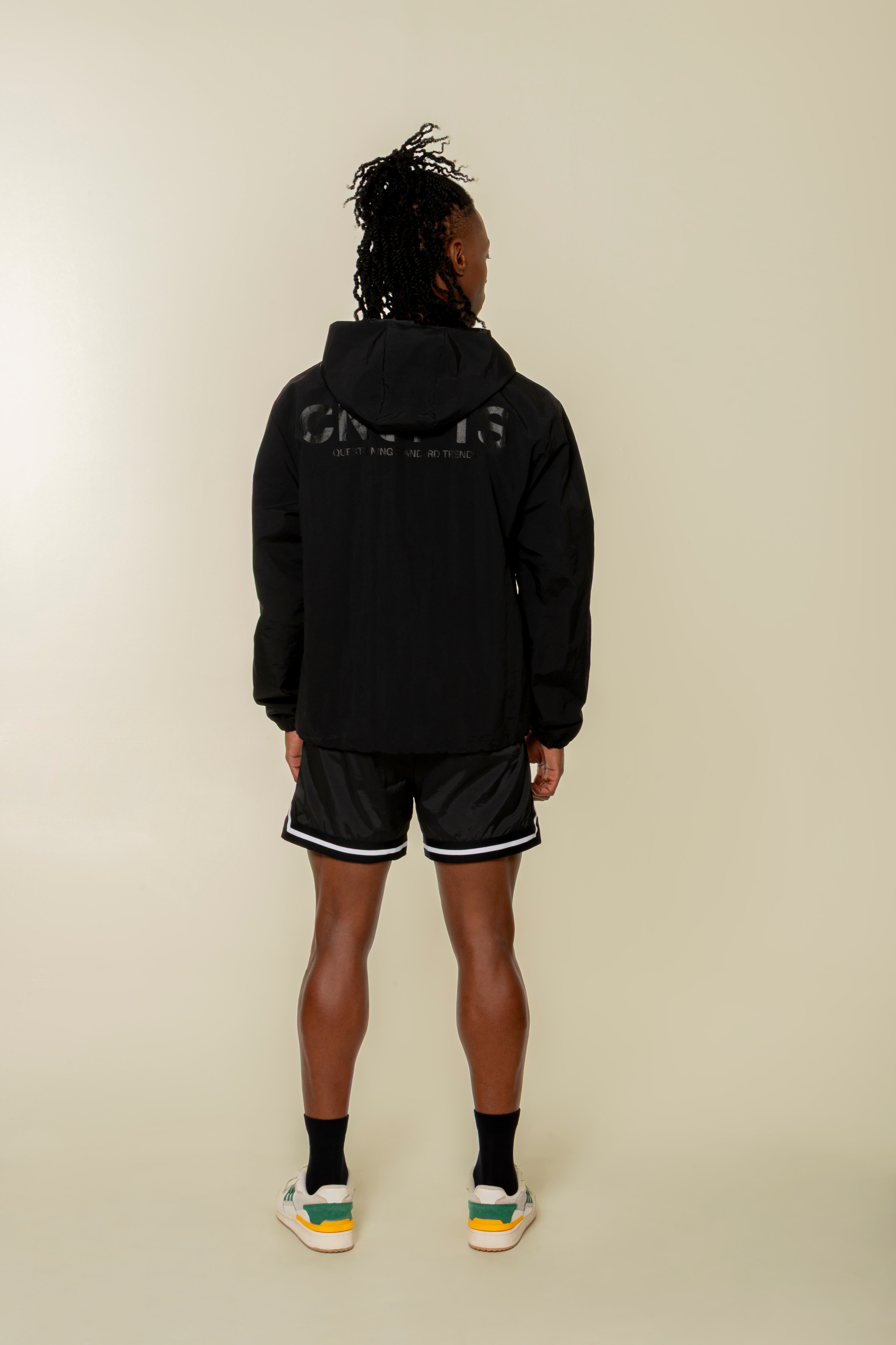 CHAQUETA ROMPEVIENTOS COLOR NEGRO