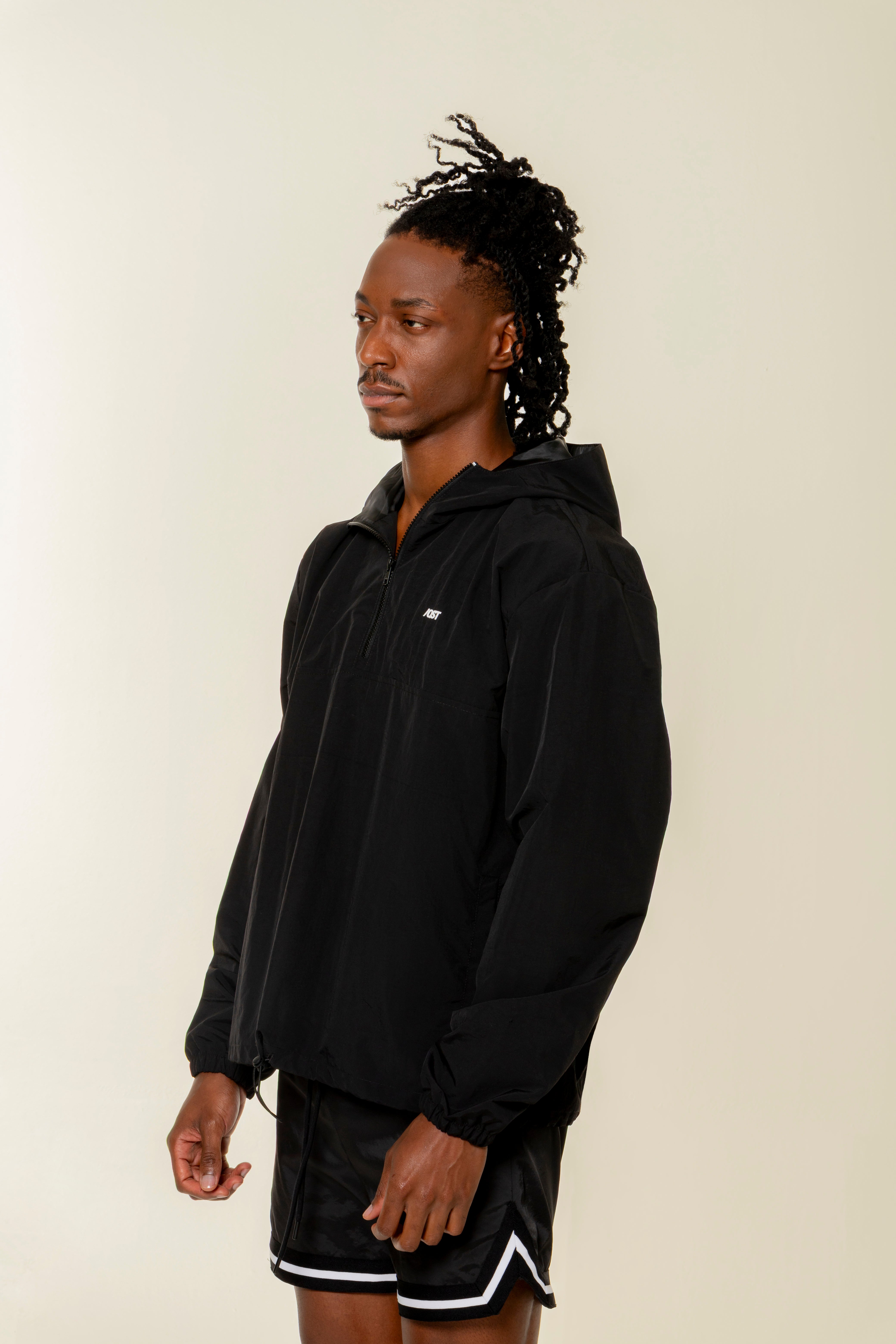 CHAQUETA ROMPEVIENTOS COLOR NEGRO