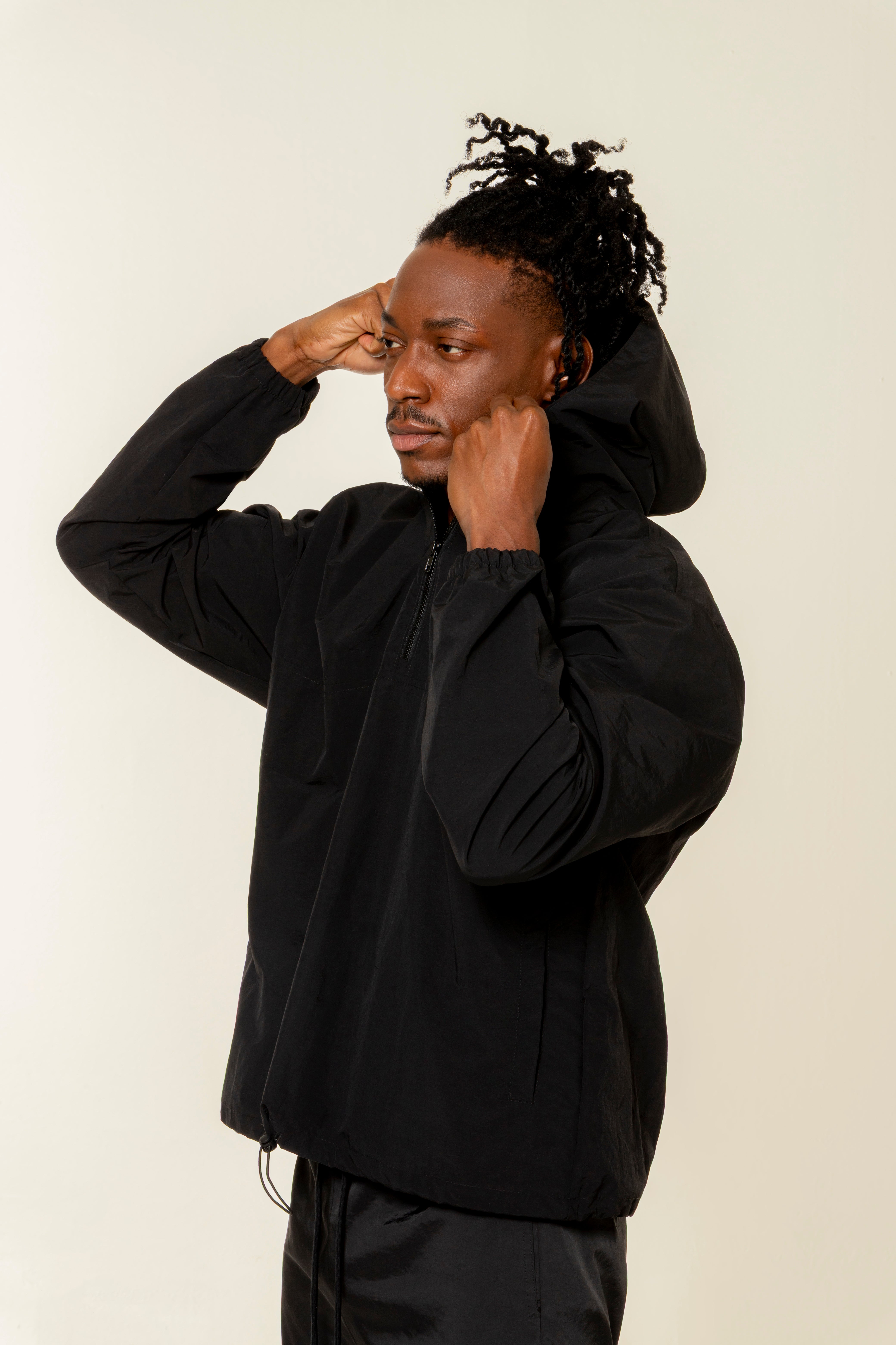 CHAQUETA ROMPEVIENTOS COLOR NEGRO