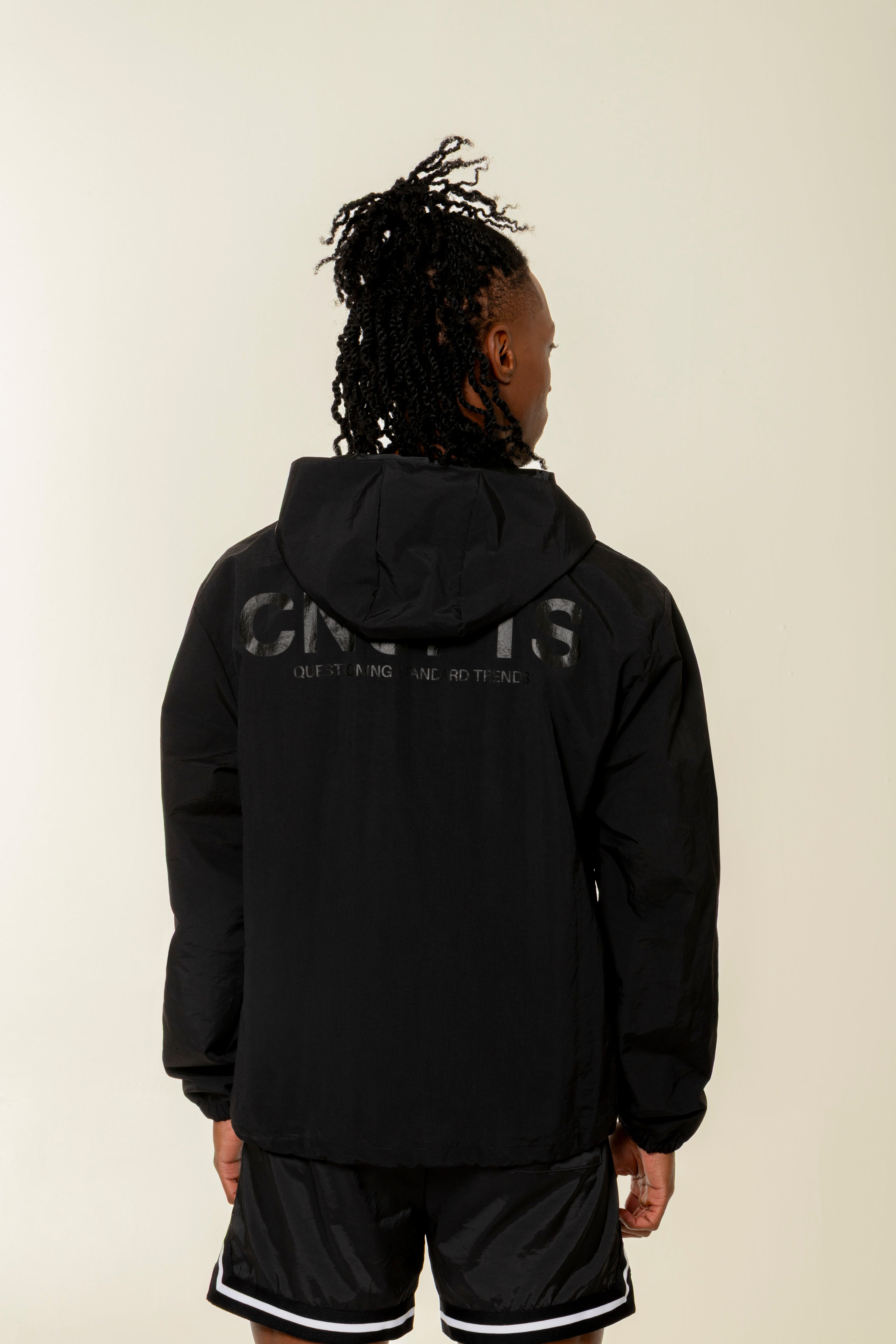 CHAQUETA ROMPEVIENTOS COLOR NEGRO