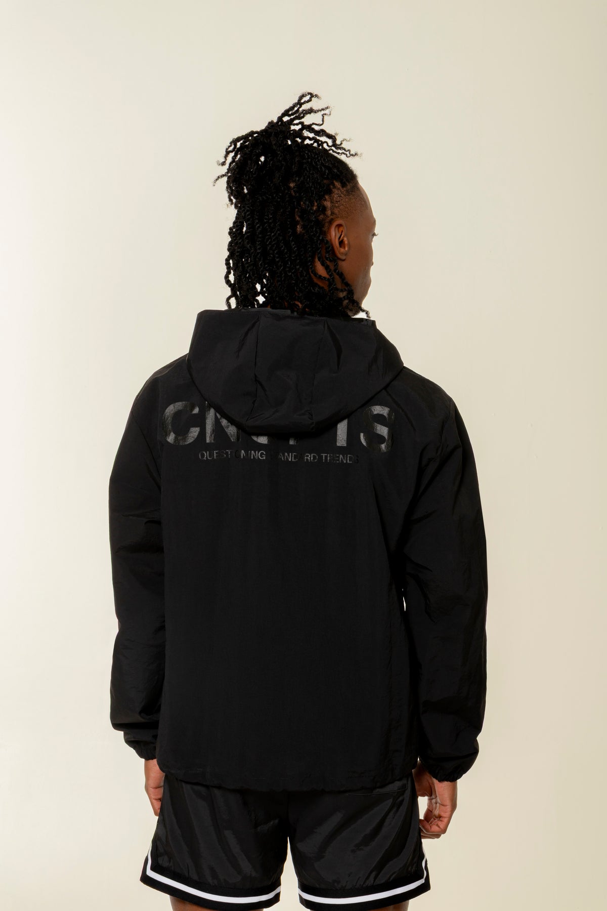 CHAQUETA ROMPEVIENTOS COLOR NEGRO