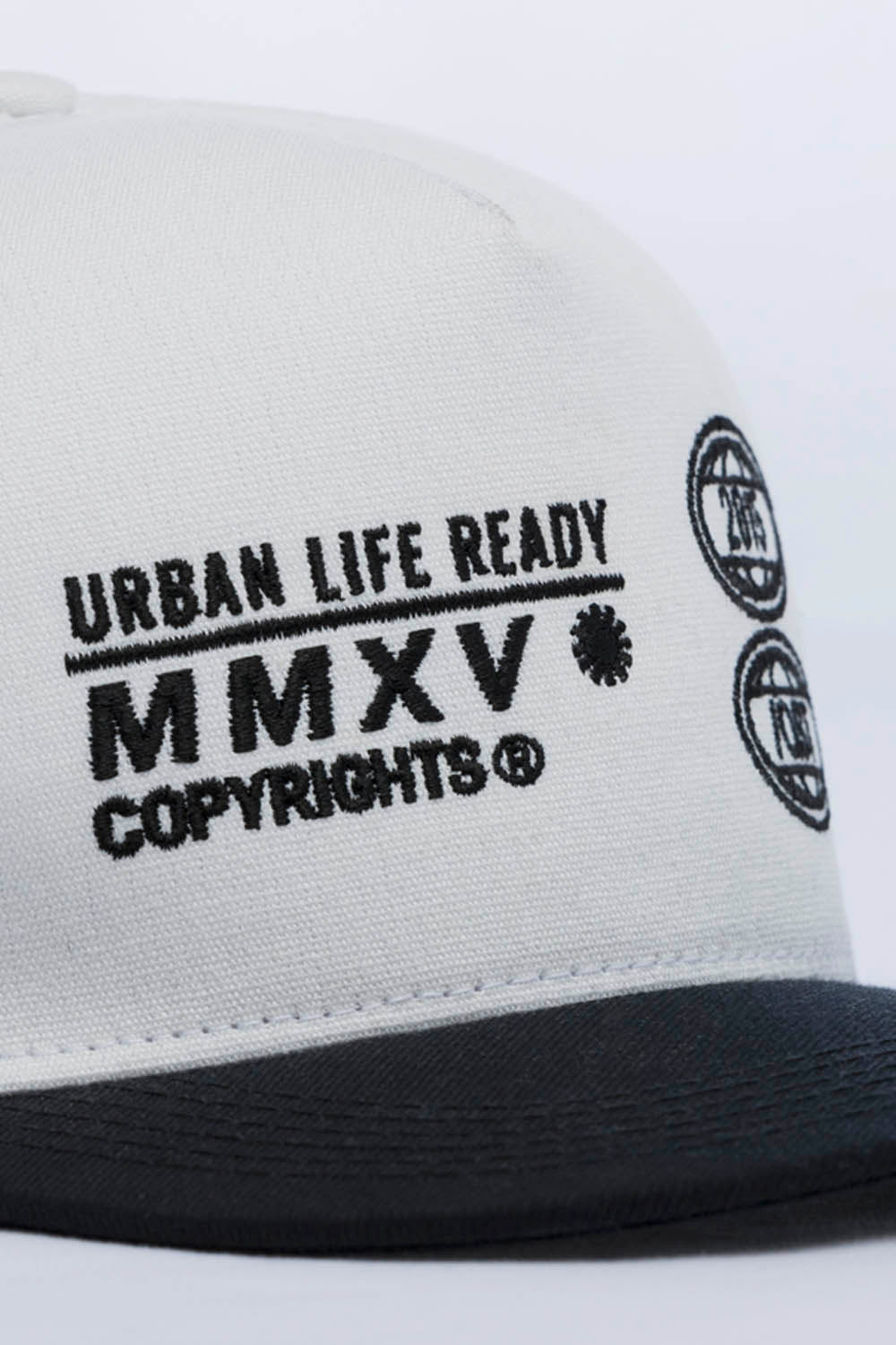 GORRA PLANA COLOR BLANCO OPTICO