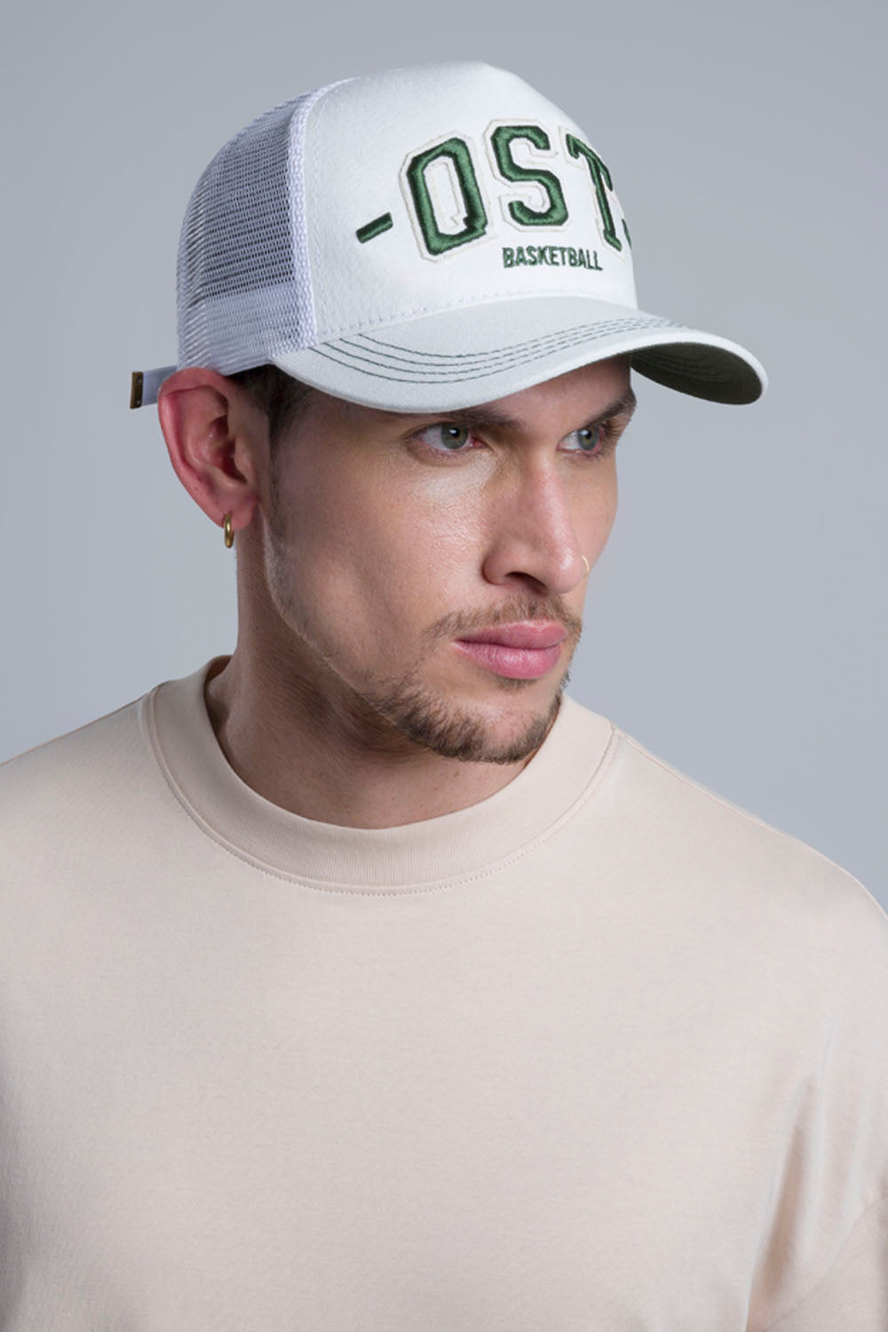 GORRA CAMIONERA COLOR BLANCO OPTICO