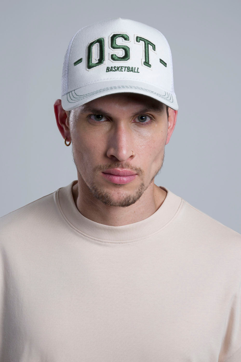 GORRA CAMIONERA COLOR BLANCO OPTICO