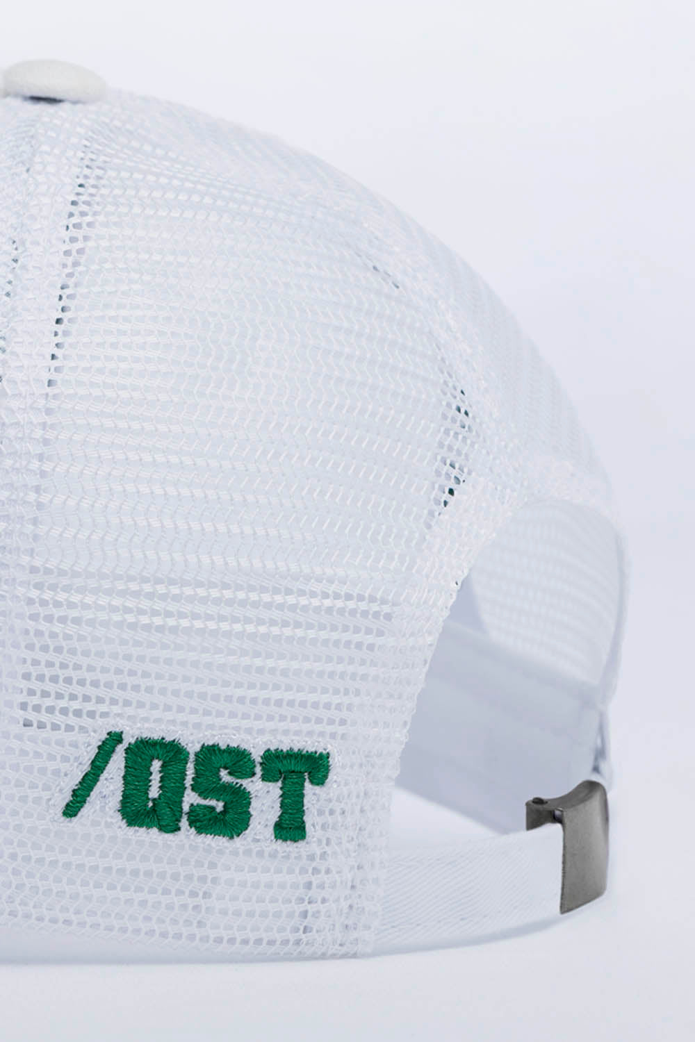 GORRA CAMIONERA COLOR BLANCO OPTICO