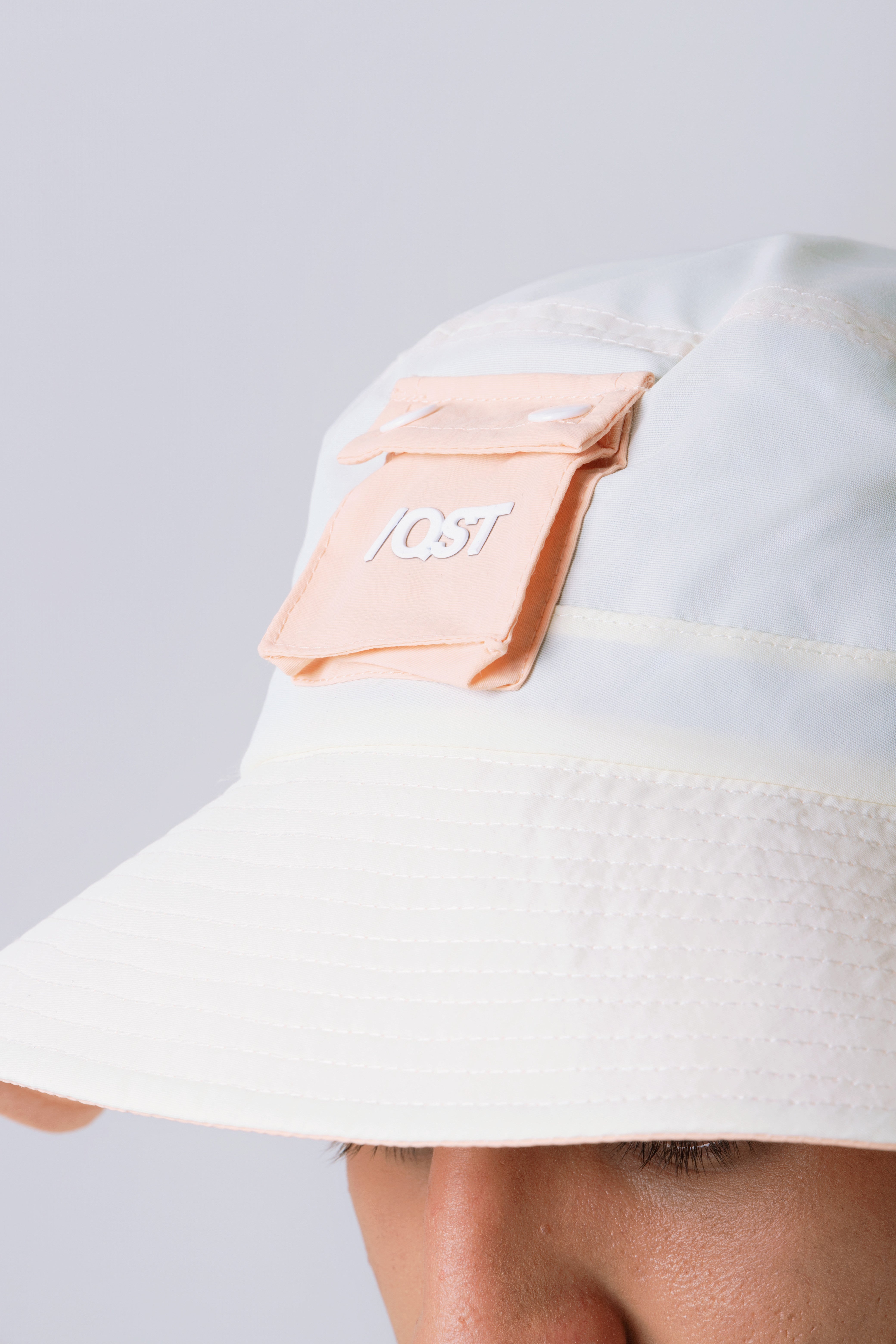 GORRA PLANA COLOR CRUDO