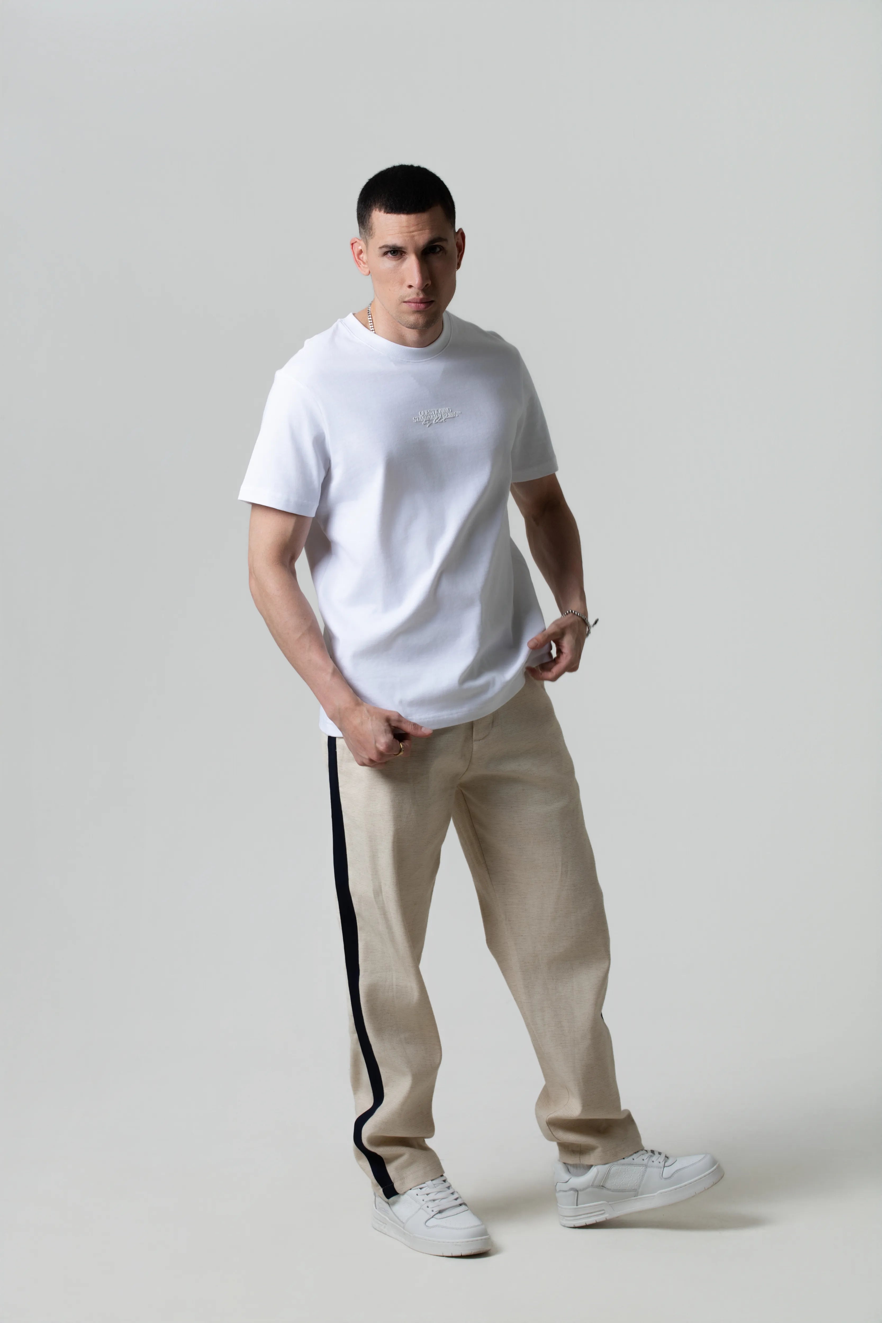 PANTALON TIPO CHINO COLOR CRUDO