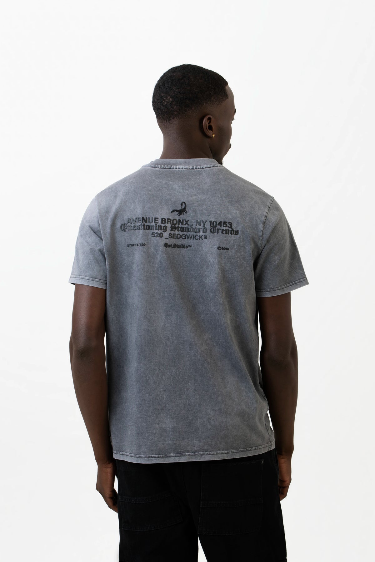 CAMISETA ESPECIAL ESTAMPADO LOCALIZADO COLOR GRIS CLR