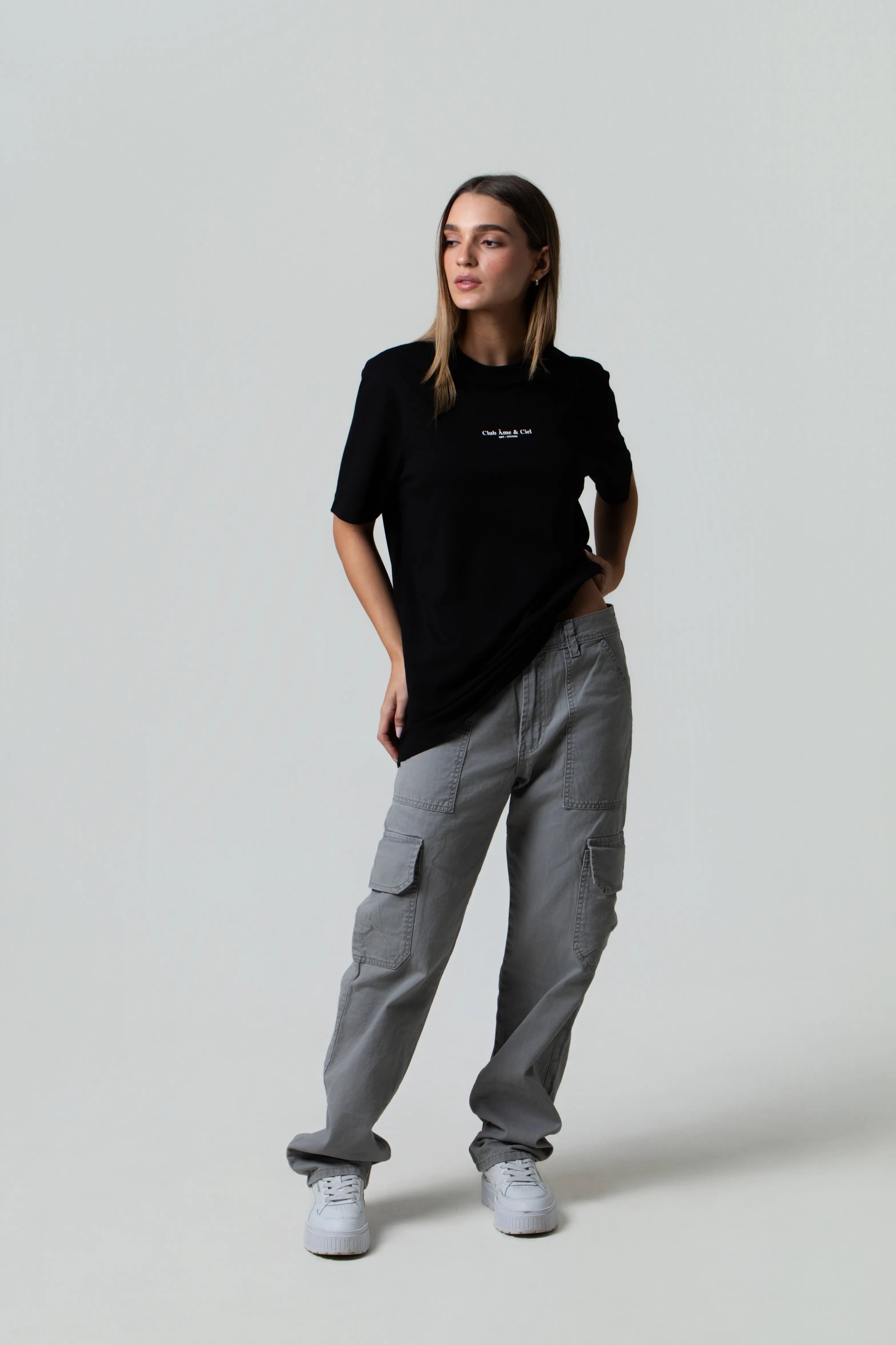 CAMISETA ESPECIAL ESTAMPADO LOCALIZADO COLOR NEGRO