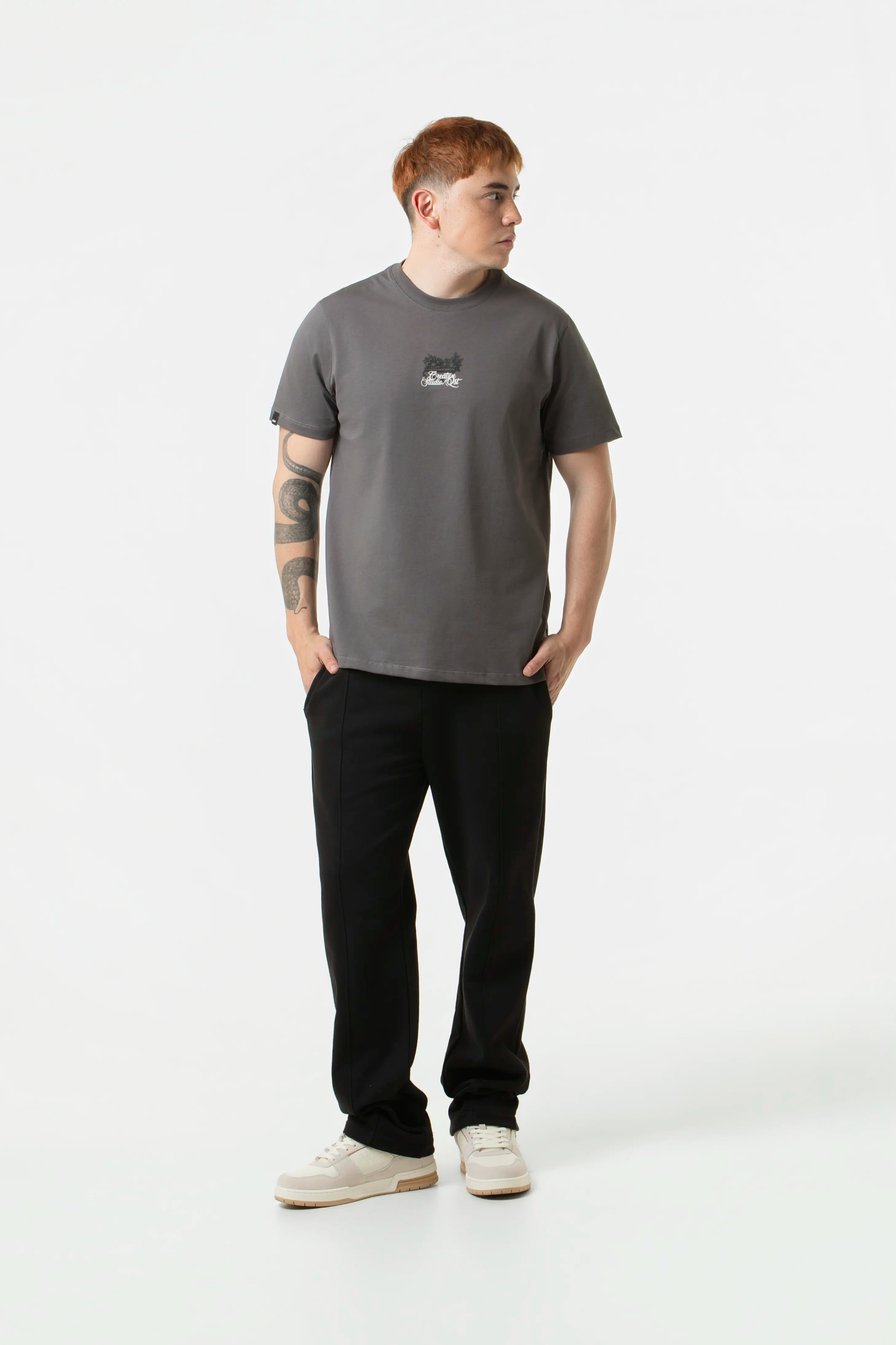 CAMISETA ESPECIAL ESTAMPADO LOCALIZADO COLOR NEGRO-GRIS