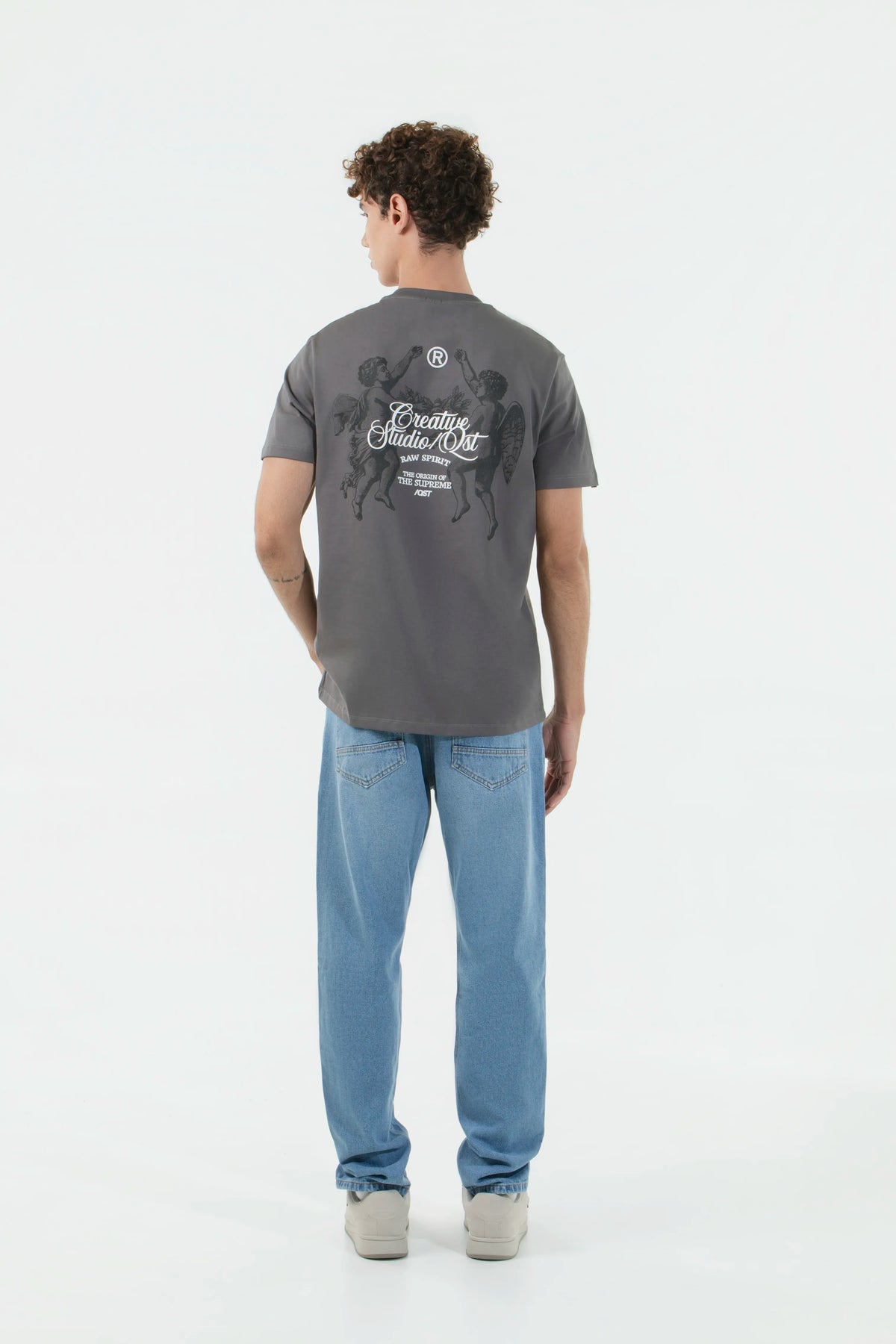 CAMISETA ESPECIAL ESTAMPADO LOCALIZADO COLOR NEGRO-GRIS