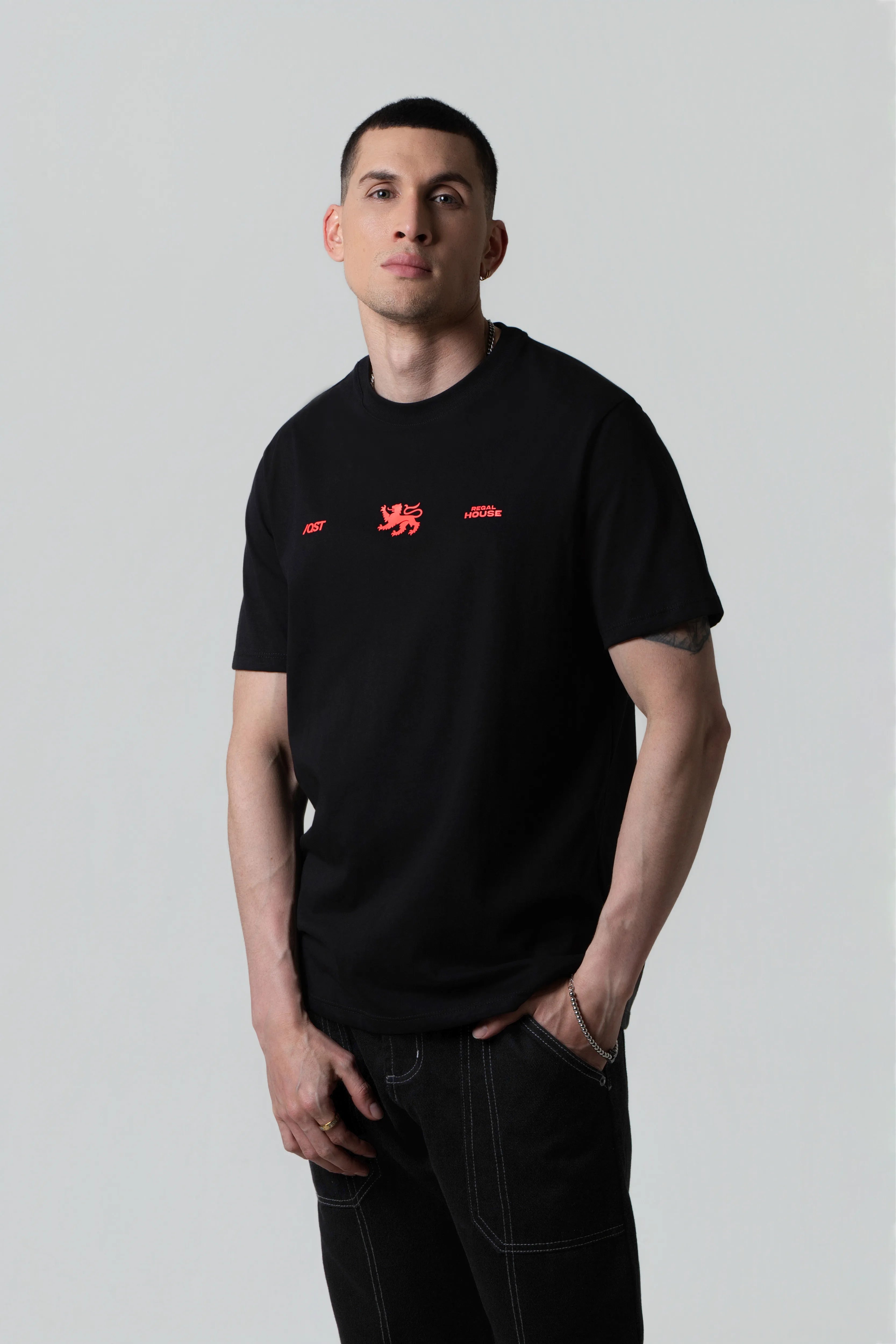 CAMISETA ESPECIAL ESTAMPADO LOCALIZADO COLOR NEGRO