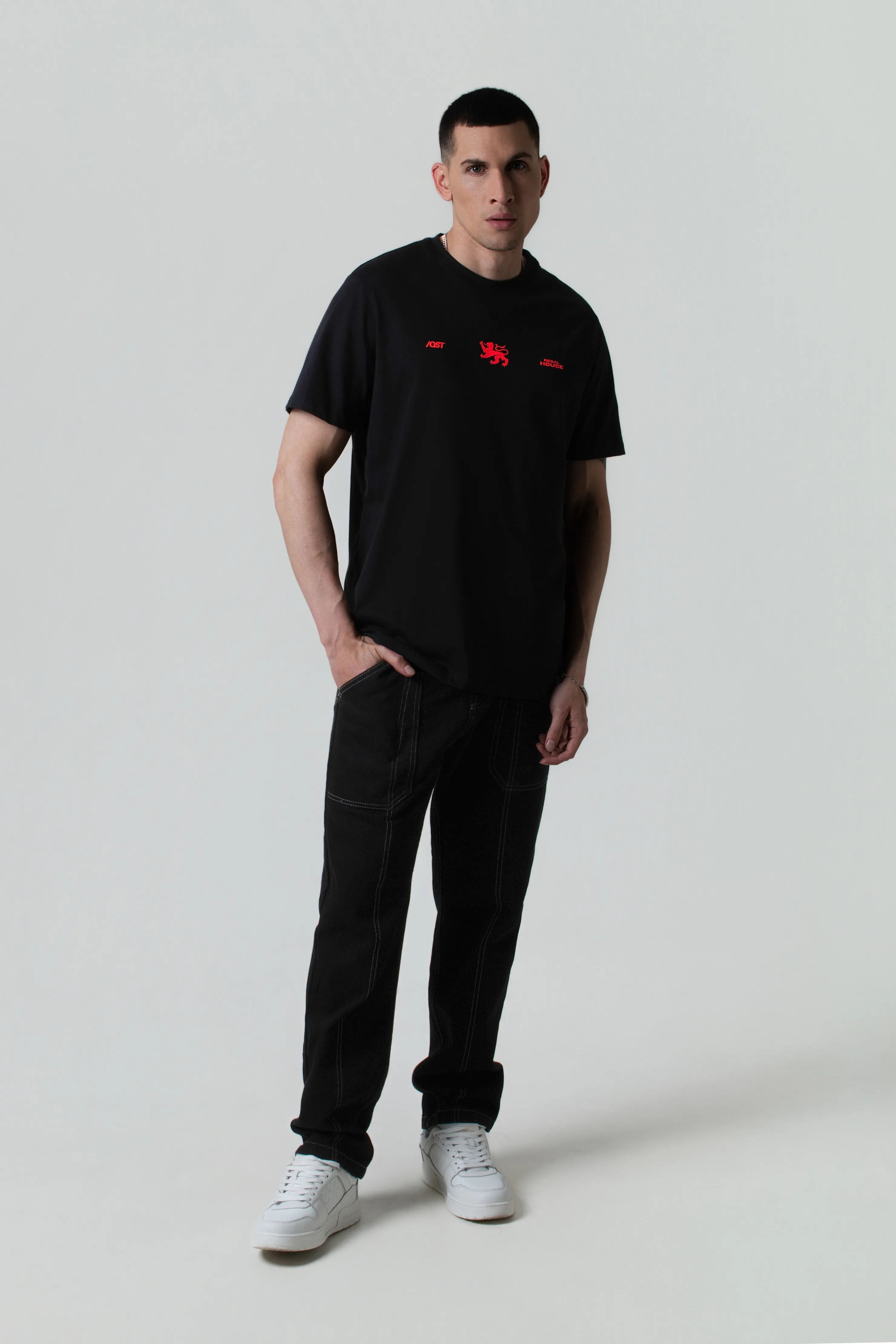 CAMISETA ESPECIAL ESTAMPADO LOCALIZADO COLOR NEGRO