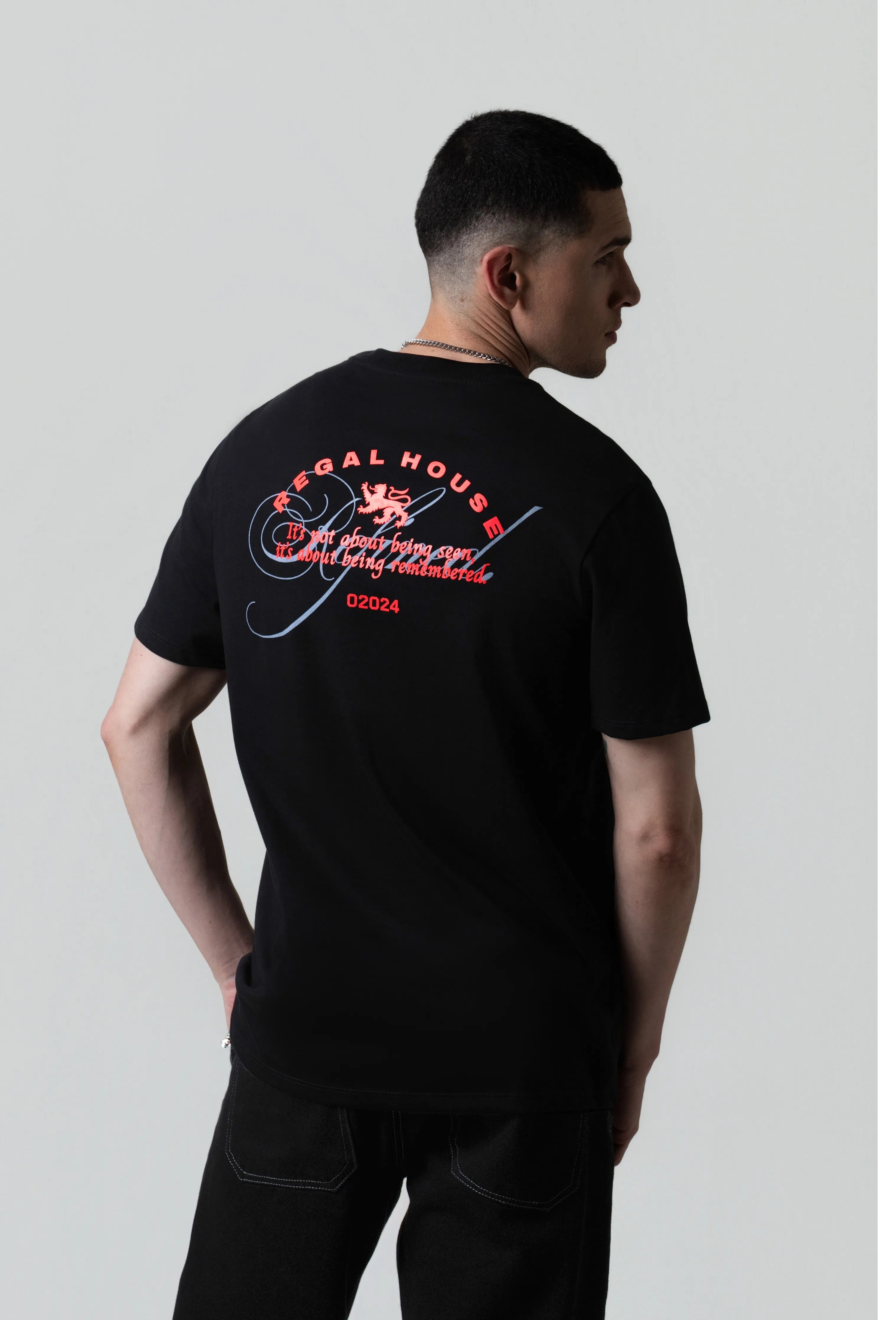 CAMISETA ESPECIAL ESTAMPADO LOCALIZADO COLOR NEGRO