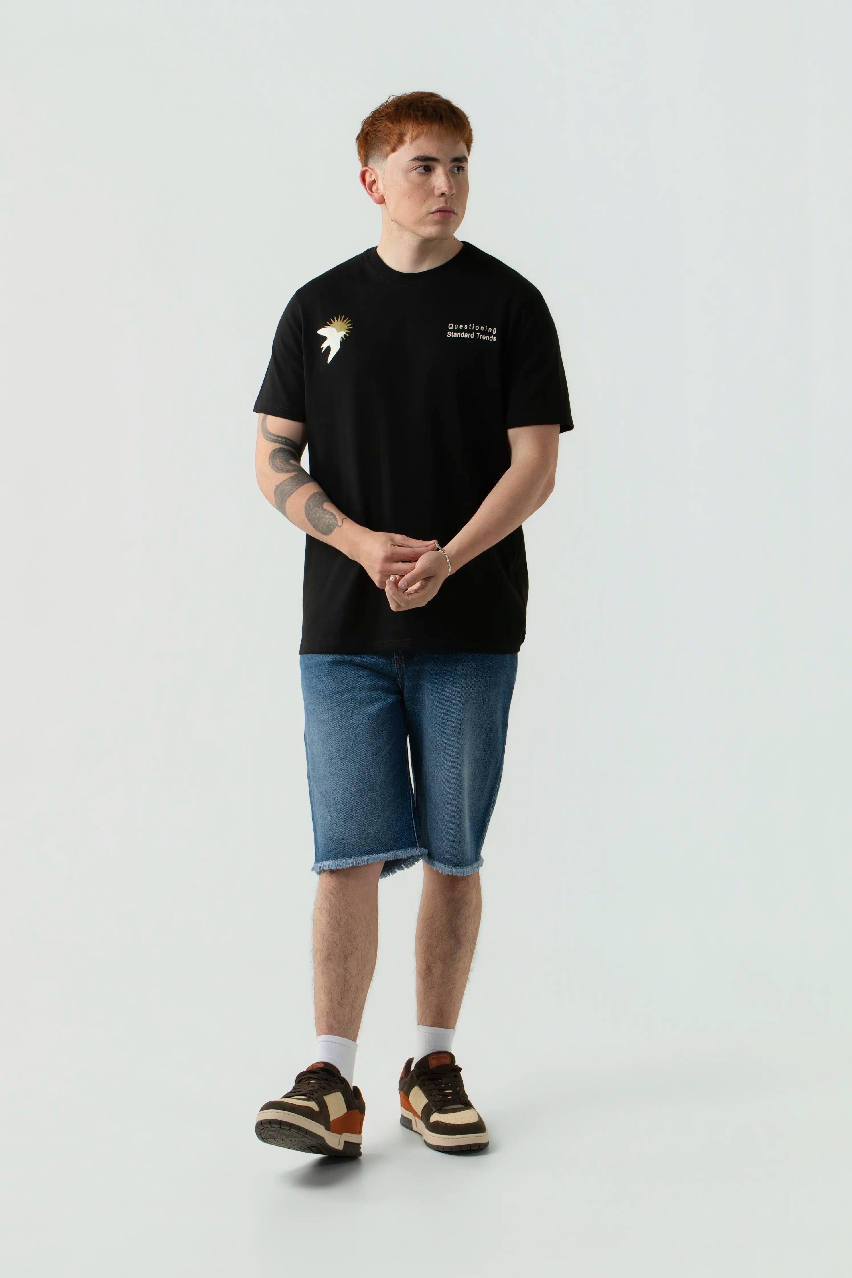 CAMISETA ESPECIAL ESTAMPADO LOCALIZADO COLOR NEGRO