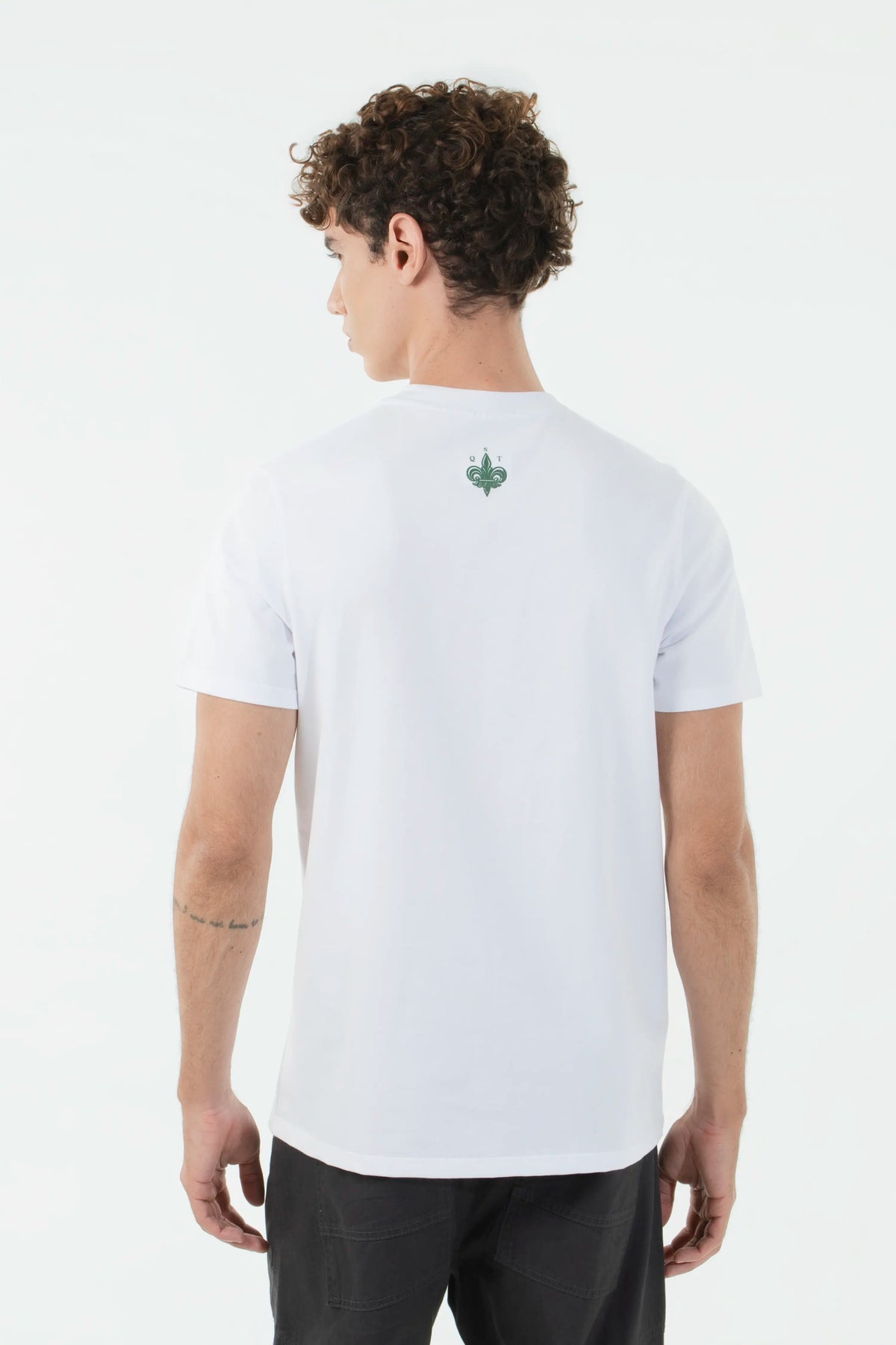 CAMISETA ESPECIAL ESTAMPADO LOCALIZADO COLOR BLANCO
