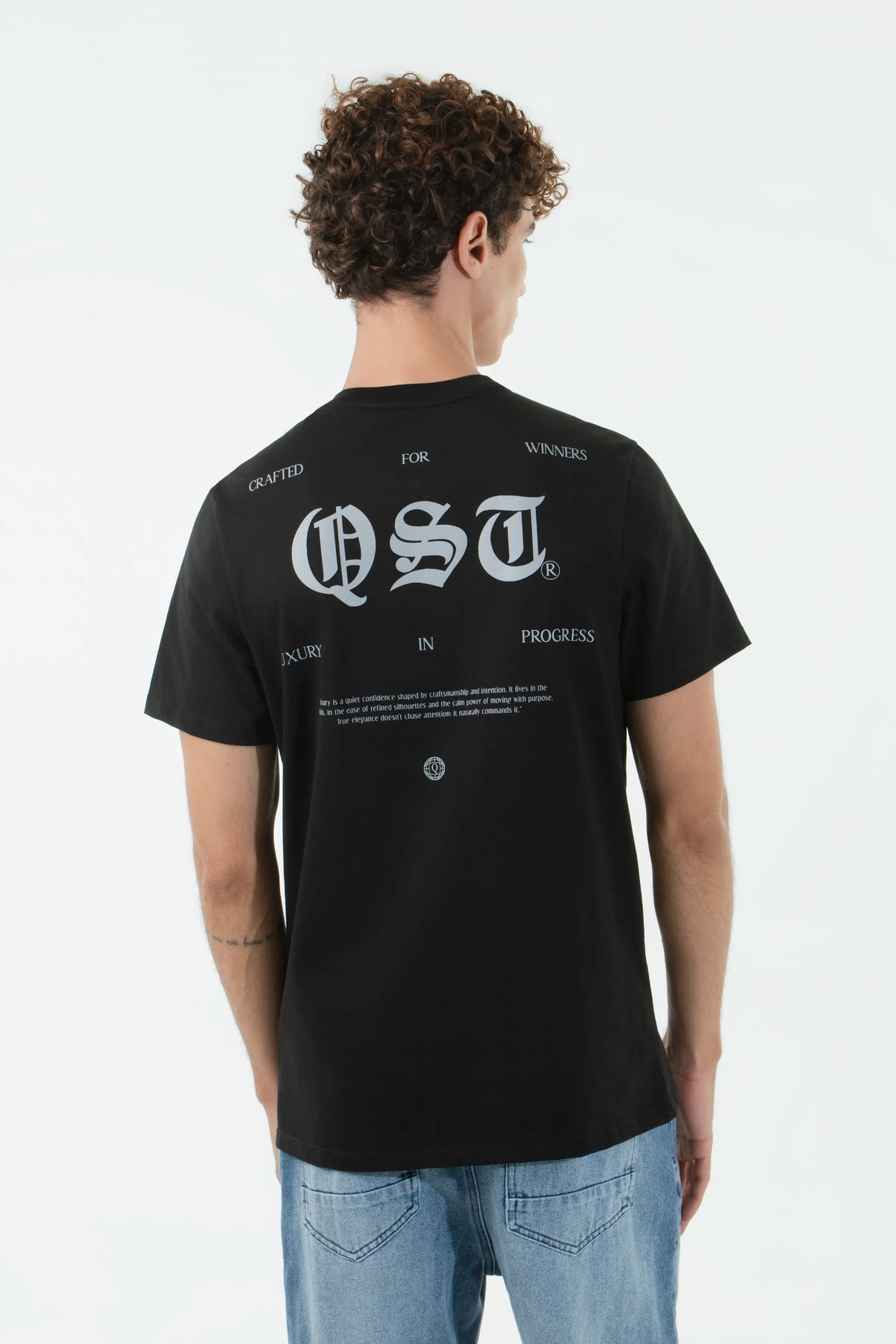 CAMISETA ESPECIAL ESTAMPADO LOCALIZADO COLOR NEGRO
