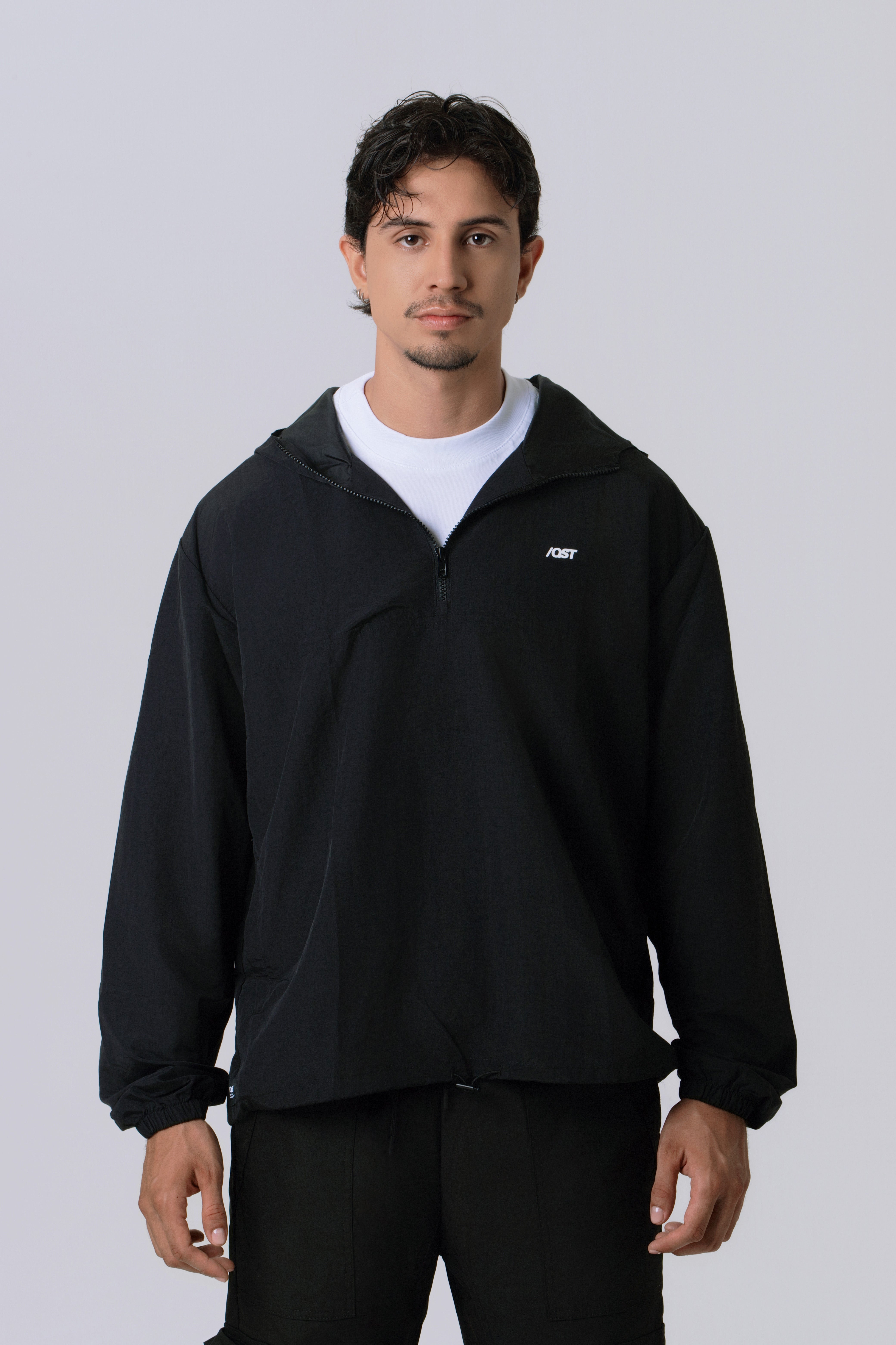 CHAQUETA ROMPEVIENTOS COLOR NEGRO