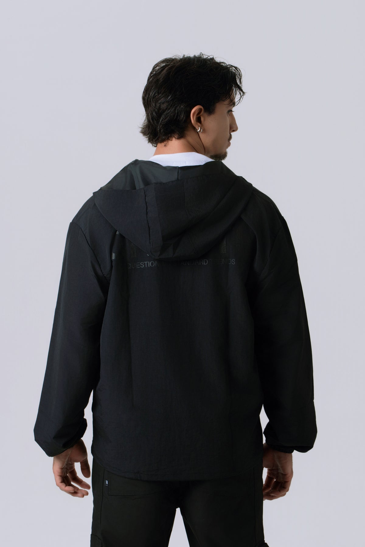 CHAQUETA ROMPEVIENTOS COLOR NEGRO