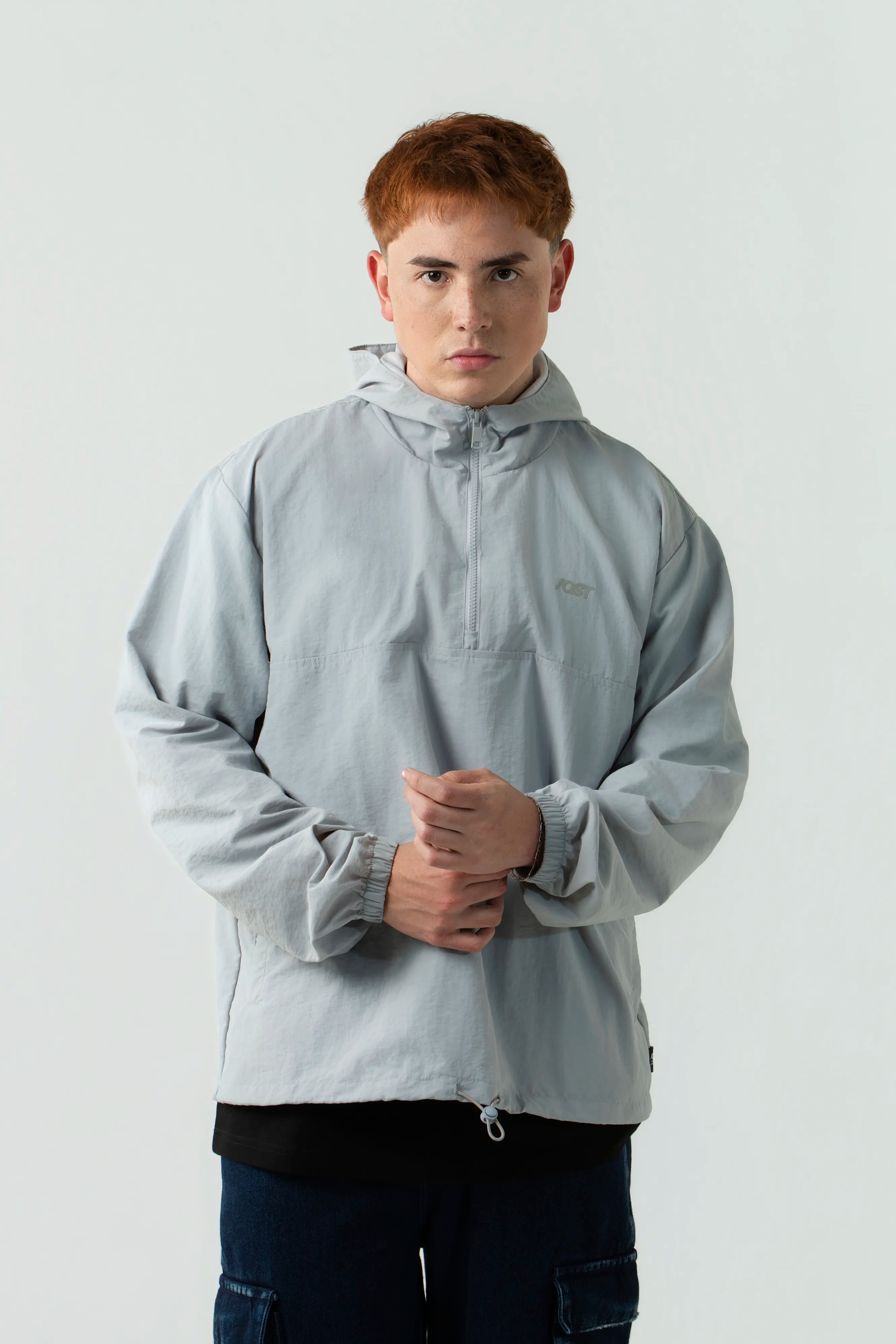CHAQUETA ROMPEVIENTOS COLOR GRIS CLR