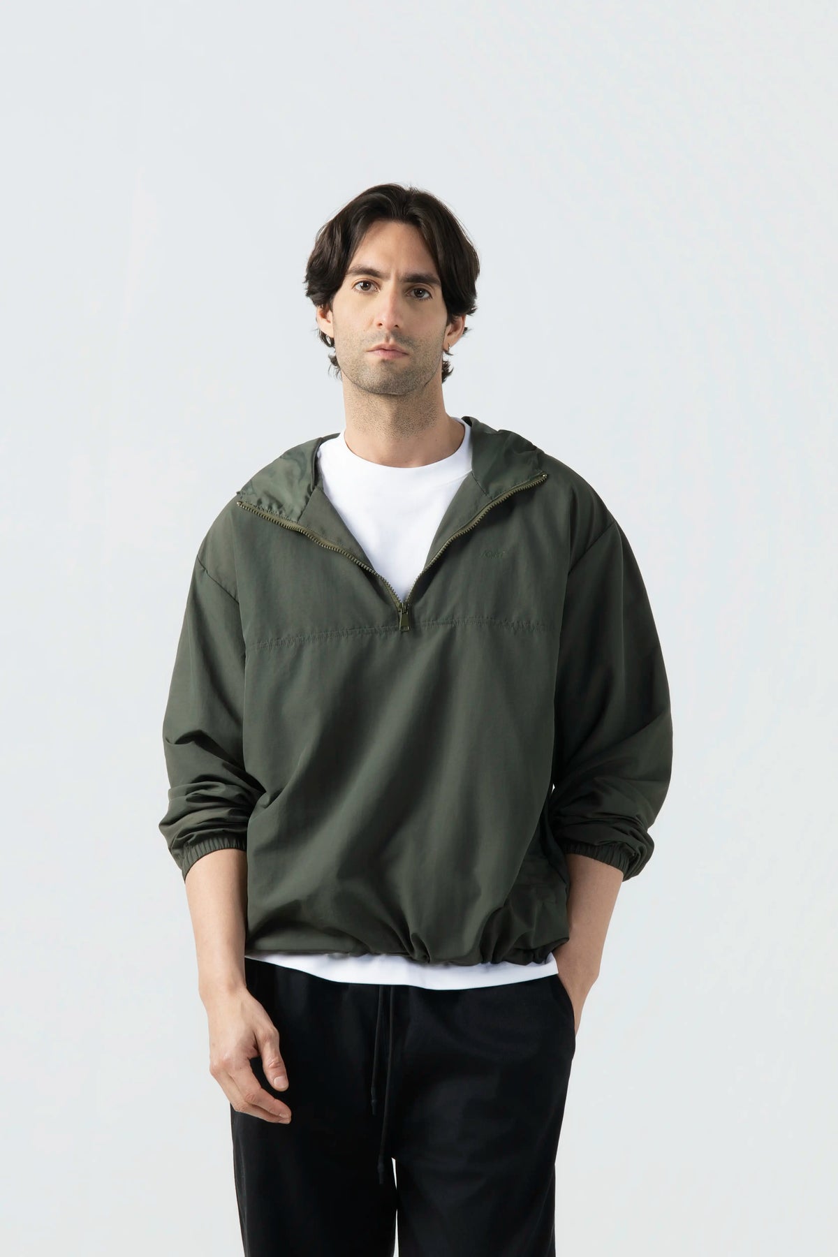 CHAQUETA ROMPEVIENTOS COLOR VERDE MILITAR