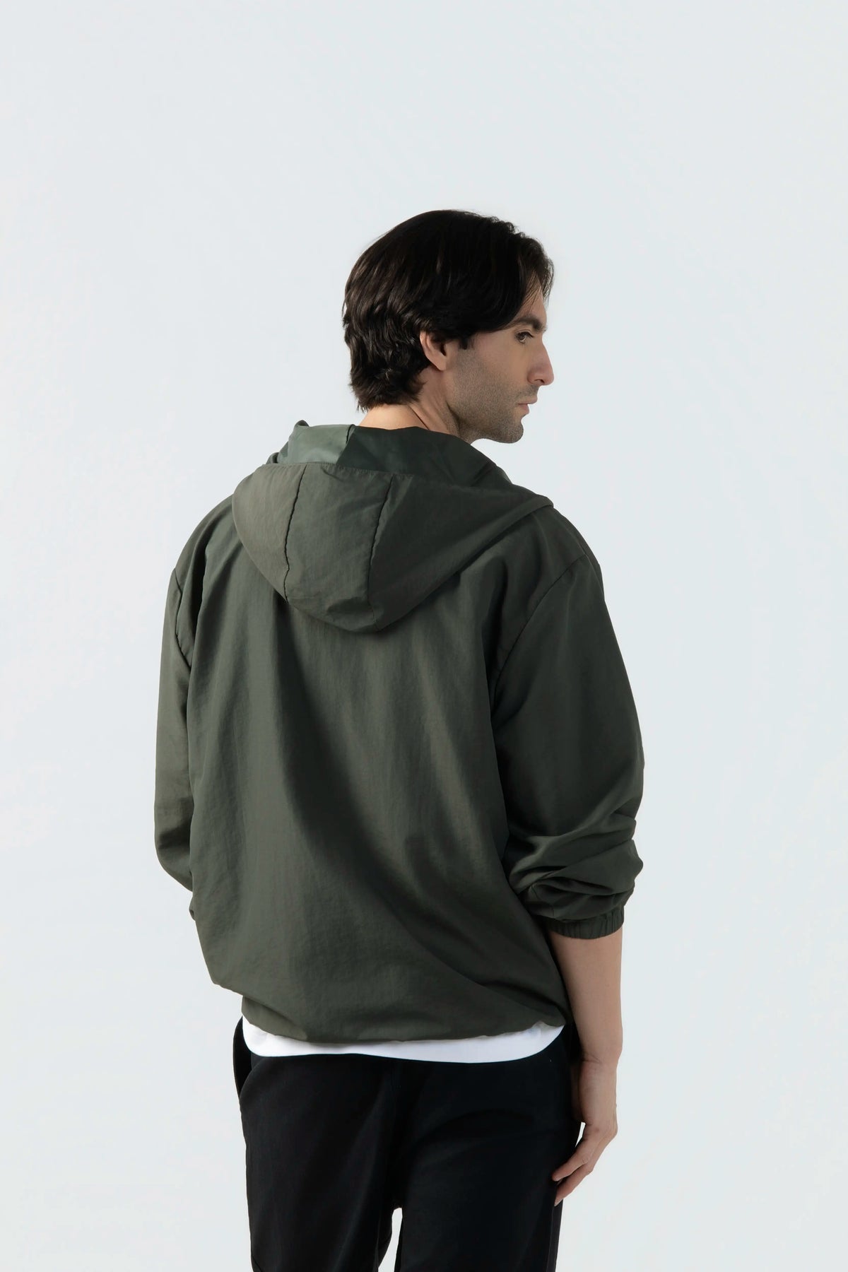 CHAQUETA ROMPEVIENTOS COLOR VERDE MILITAR