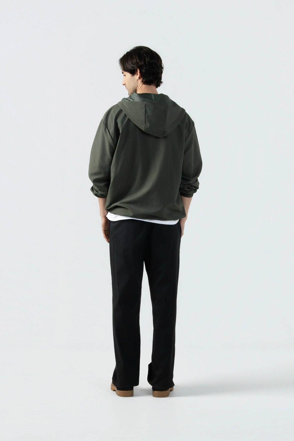 CHAQUETA ROMPEVIENTOS COLOR VERDE MILITAR