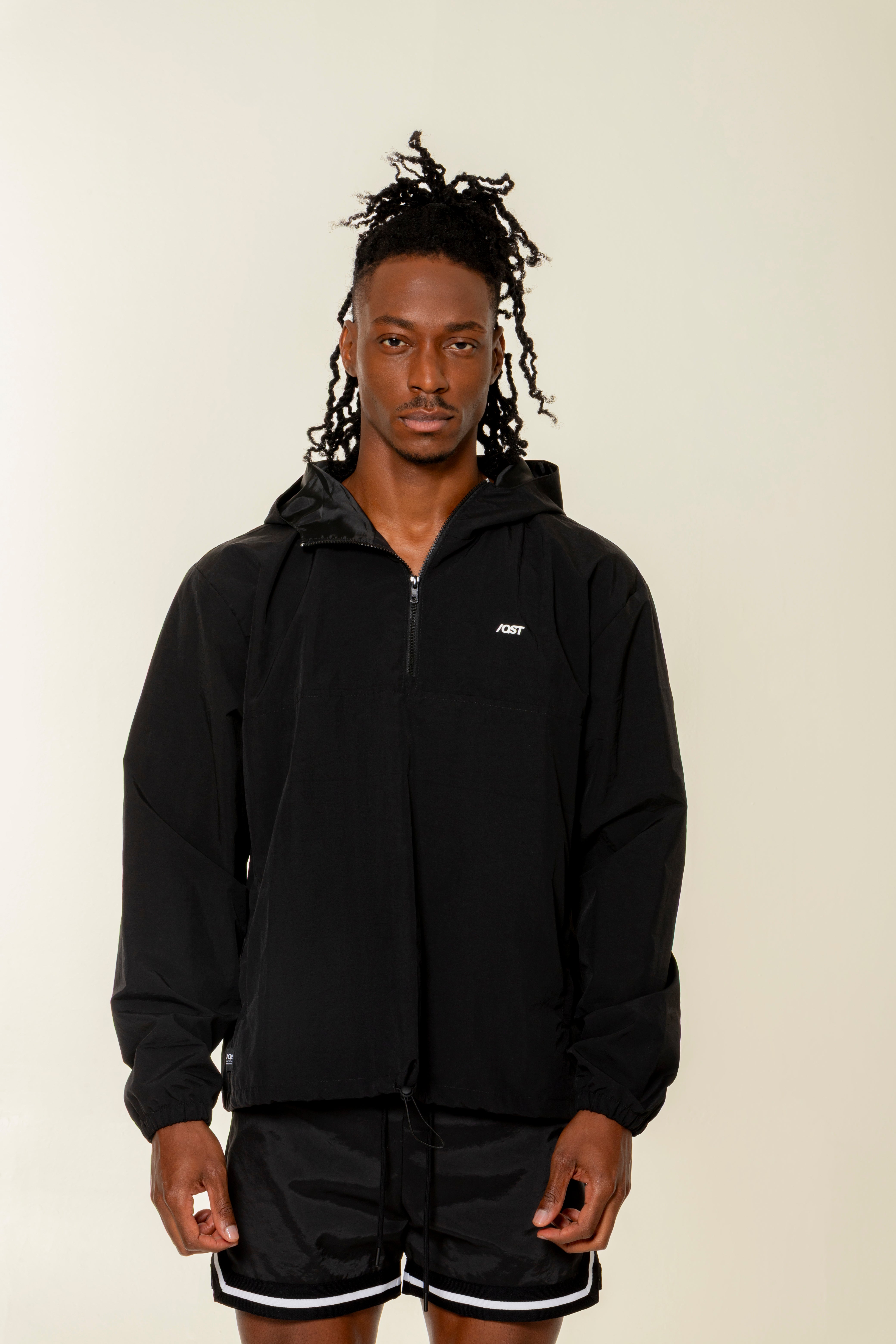 CHAQUETA ROMPEVIENTOS COLOR NEGRO