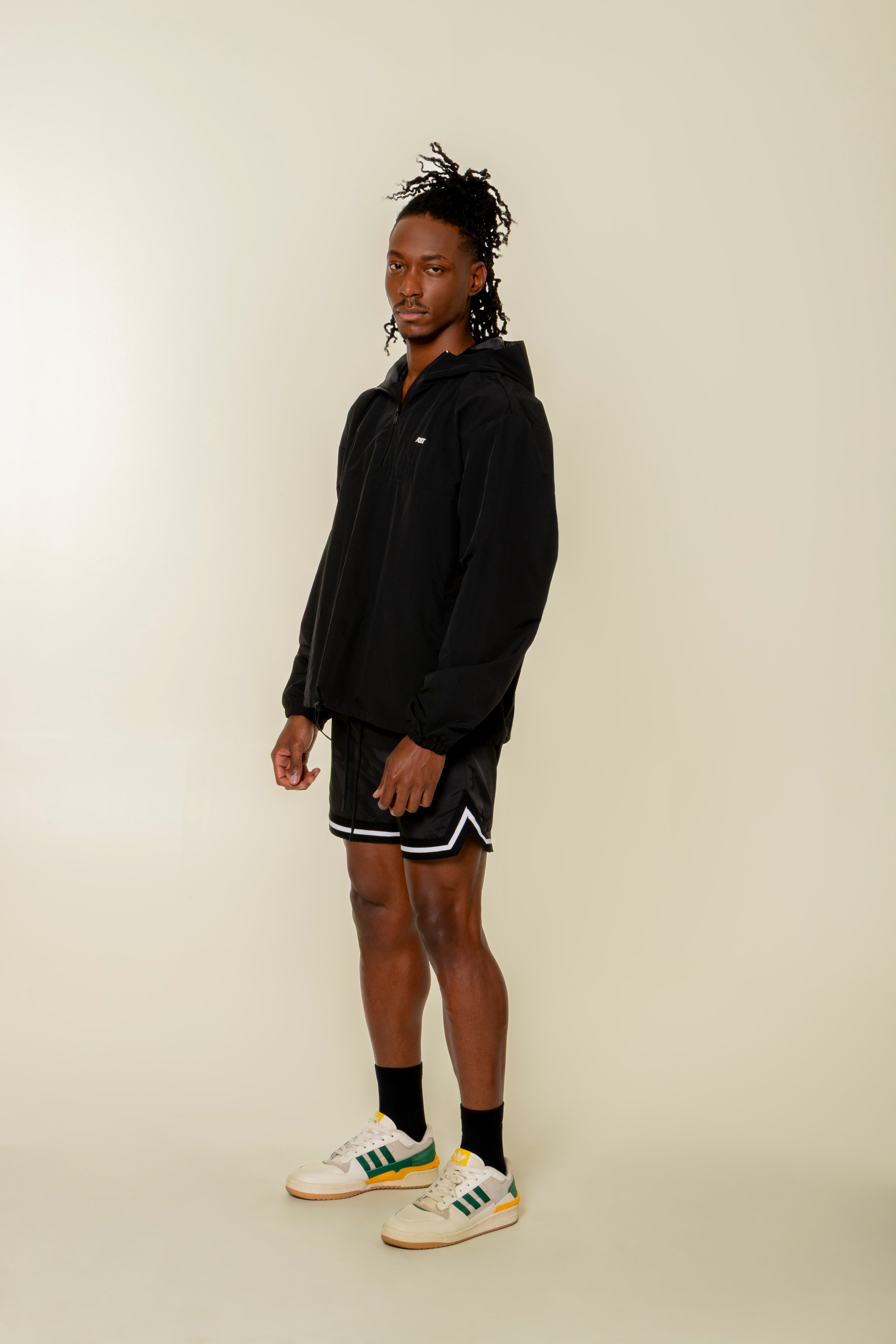 CHAQUETA ROMPEVIENTOS COLOR NEGRO