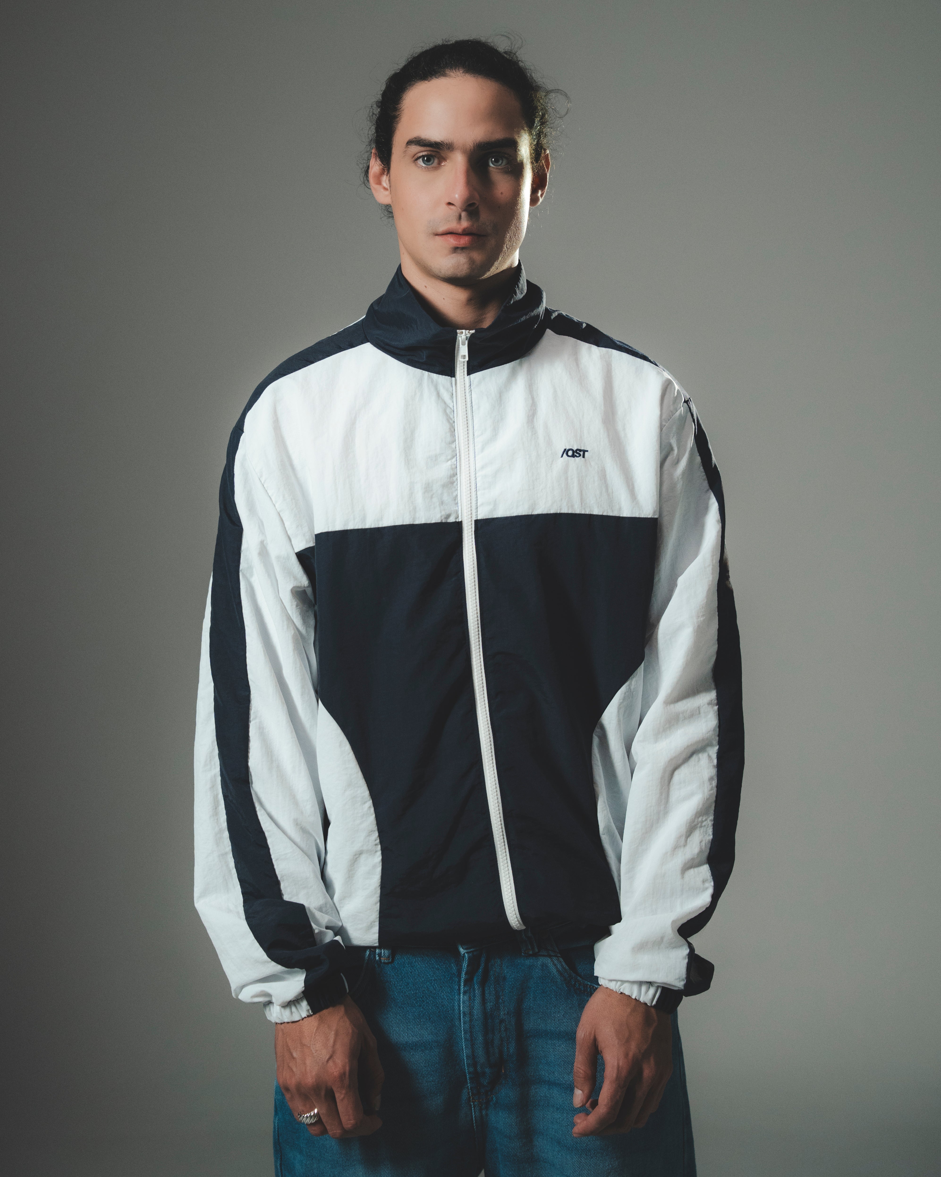 CHAQUETA ROMPEVIENTOS COLOR AZUL OSCURO