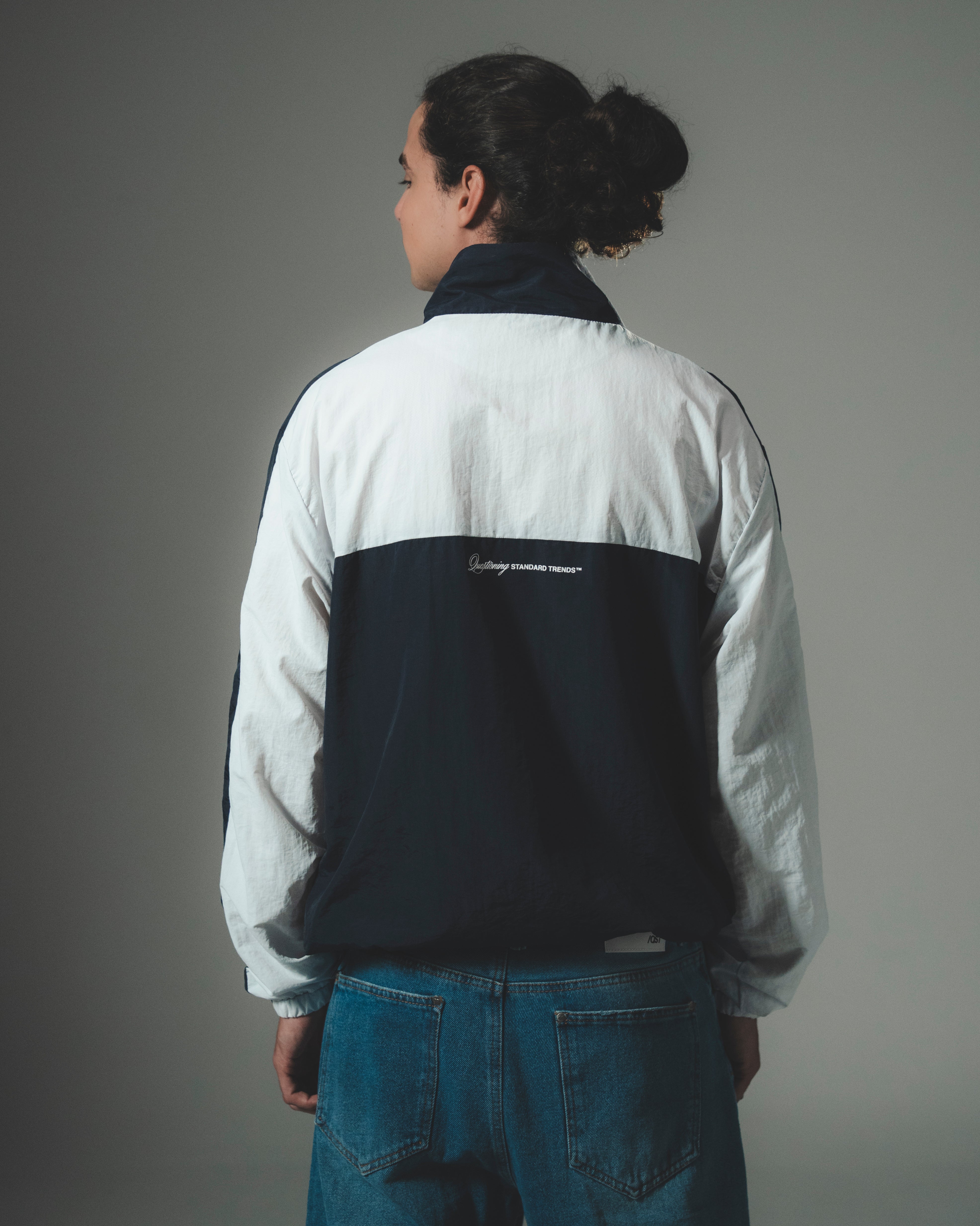 CHAQUETA ROMPEVIENTOS COLOR AZUL OSCURO