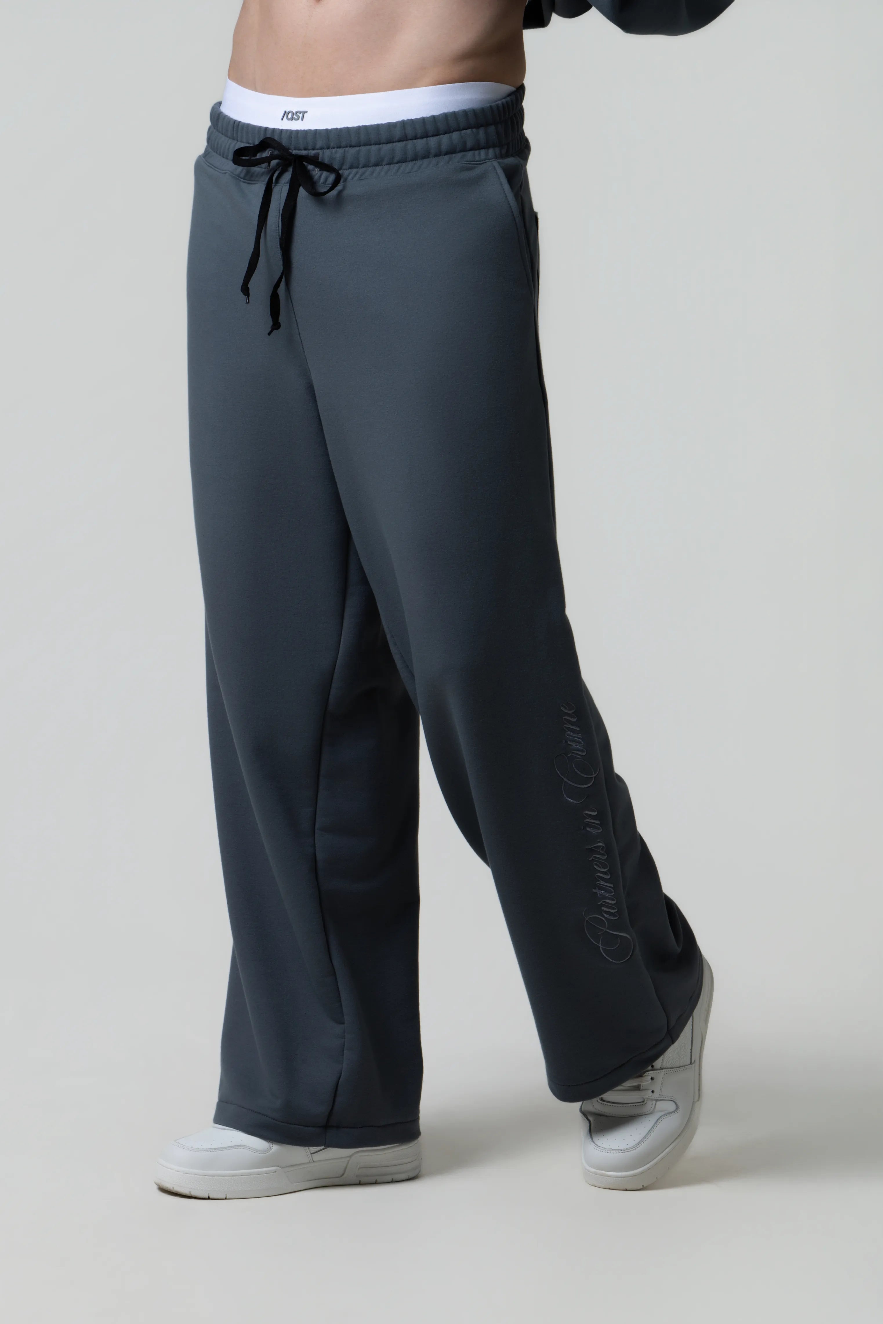 PANTALON SUDADERA COLOR GRIS OSCURO
