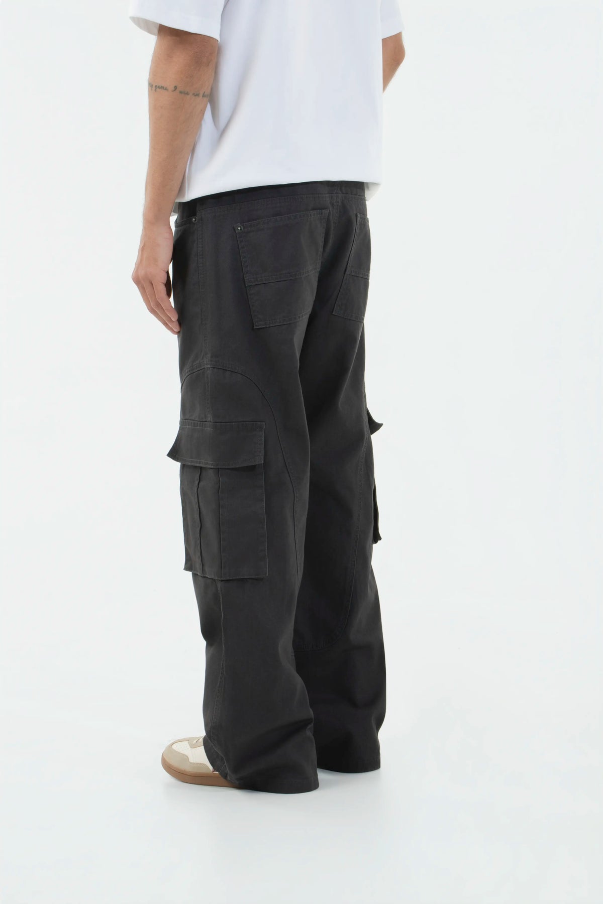 PANTALON CARGO COLOR GRIS OSCURO