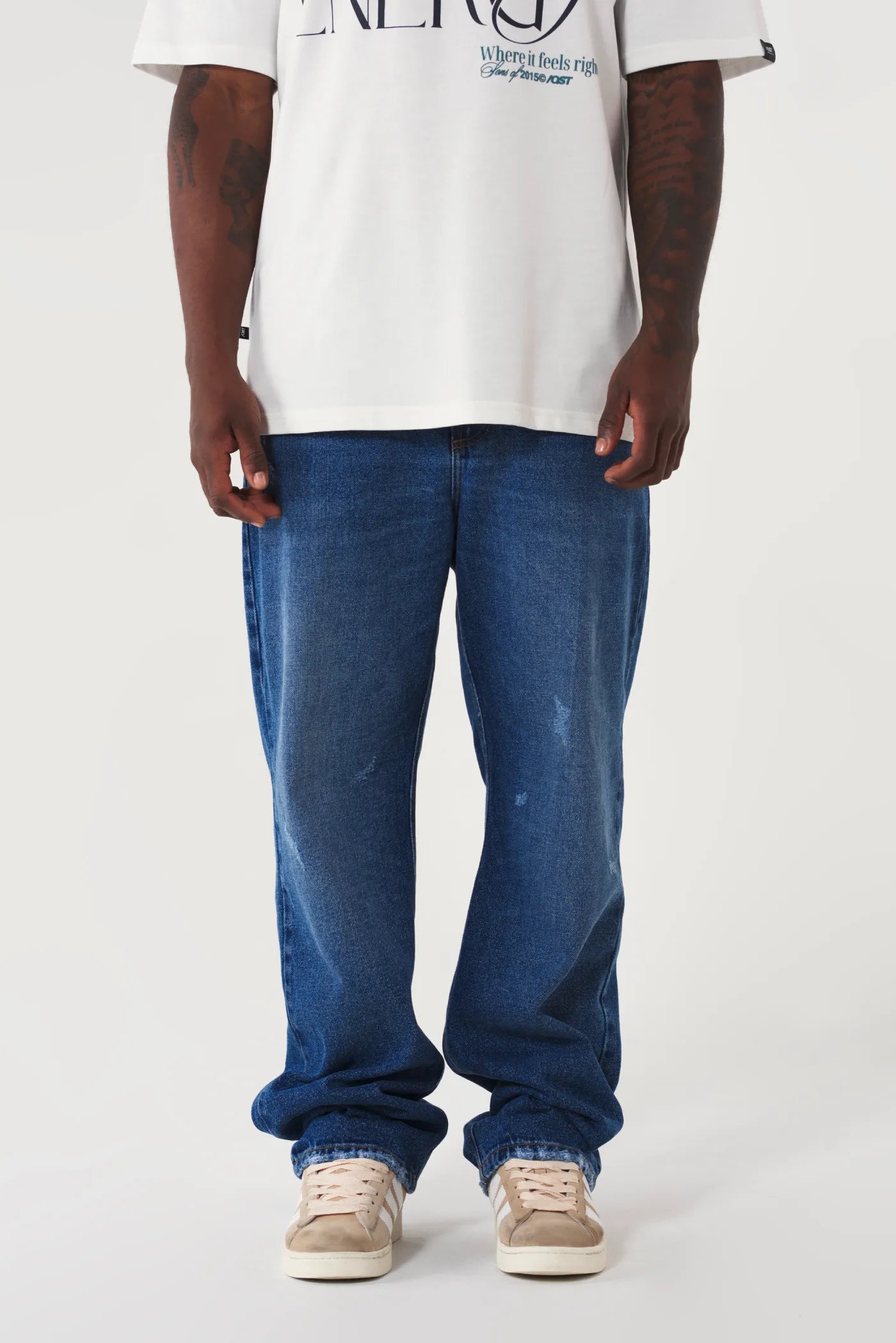 JEAN WIDE FIT, TONO AZUL OSCURO CON STONE