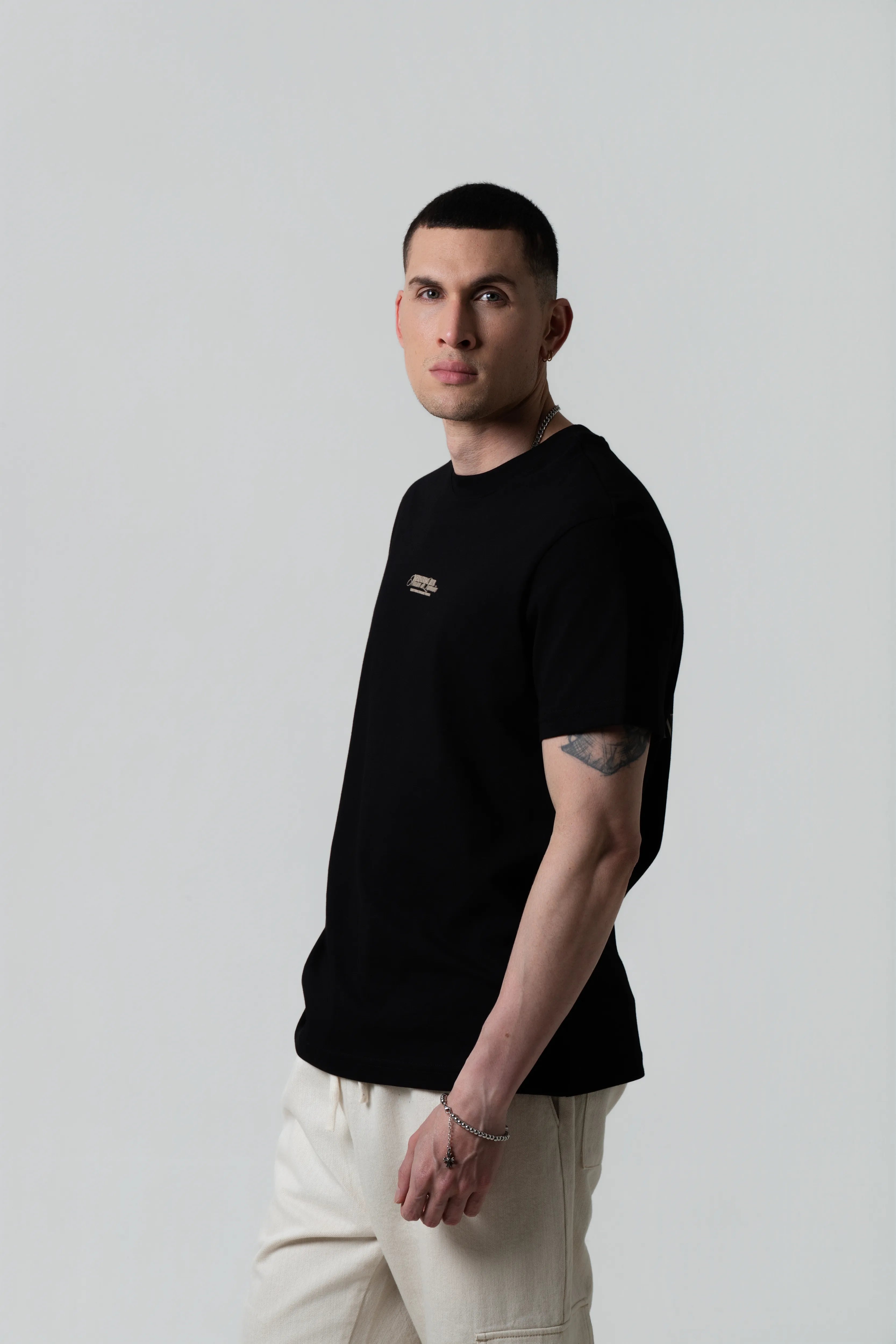 CAMISETA MANGA CORTA COLOR NEGRO