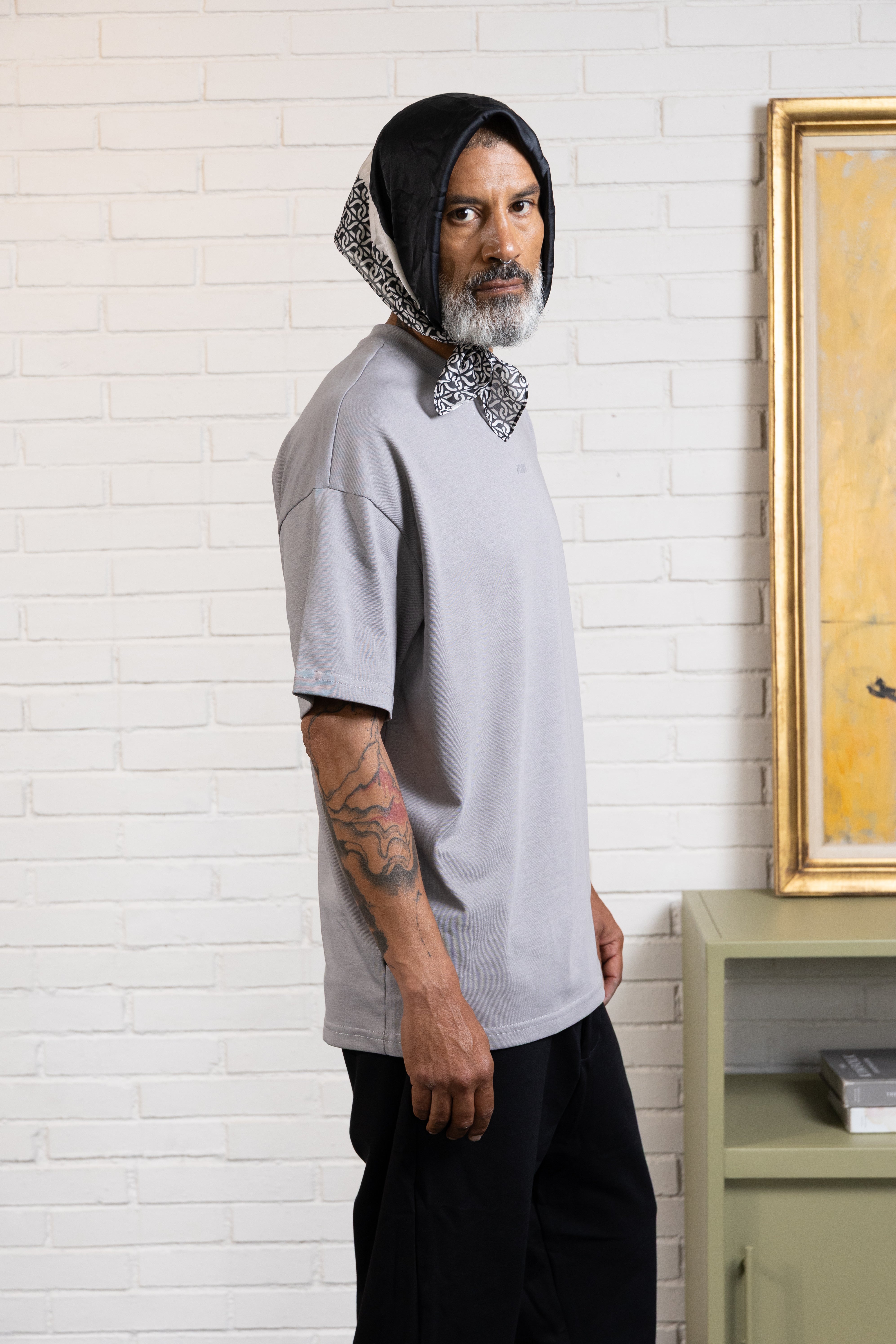 CAMISETA MANGA CORTA COLOR GRIS AVE