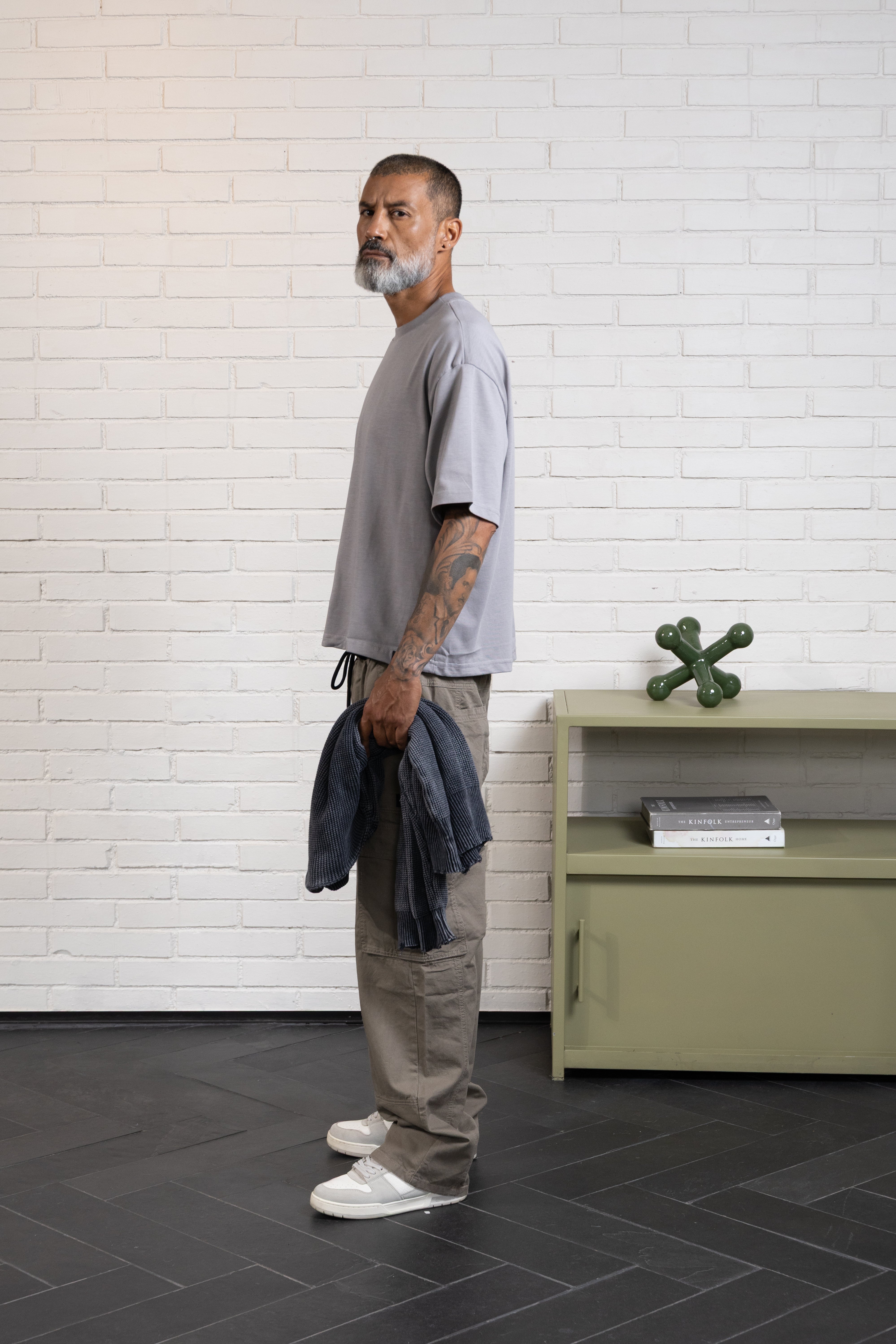 CAMISETA MANGA CORTA COLOR GRIS AVE