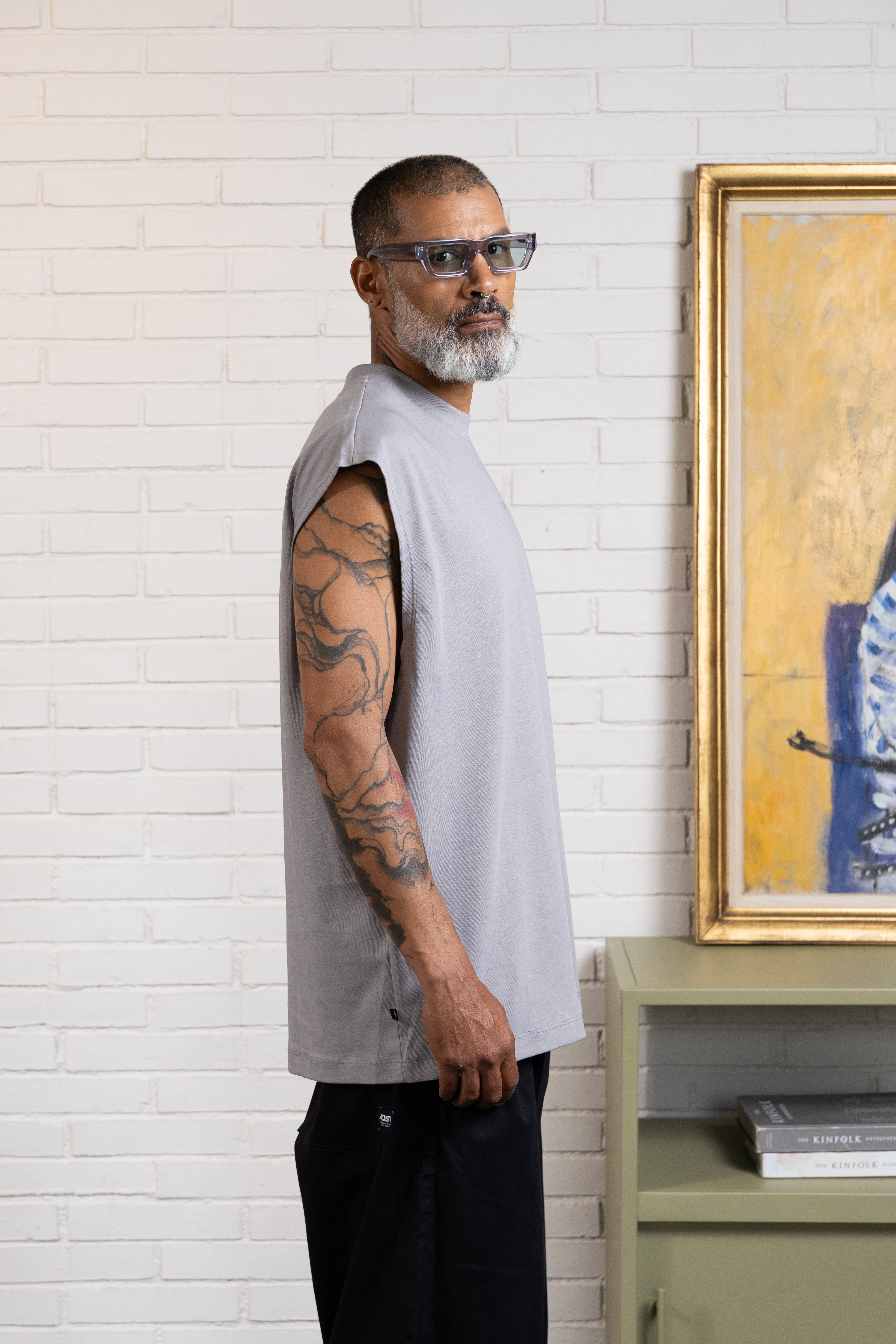 CAMISETA MANGA CORTA COLOR GRIS AVE