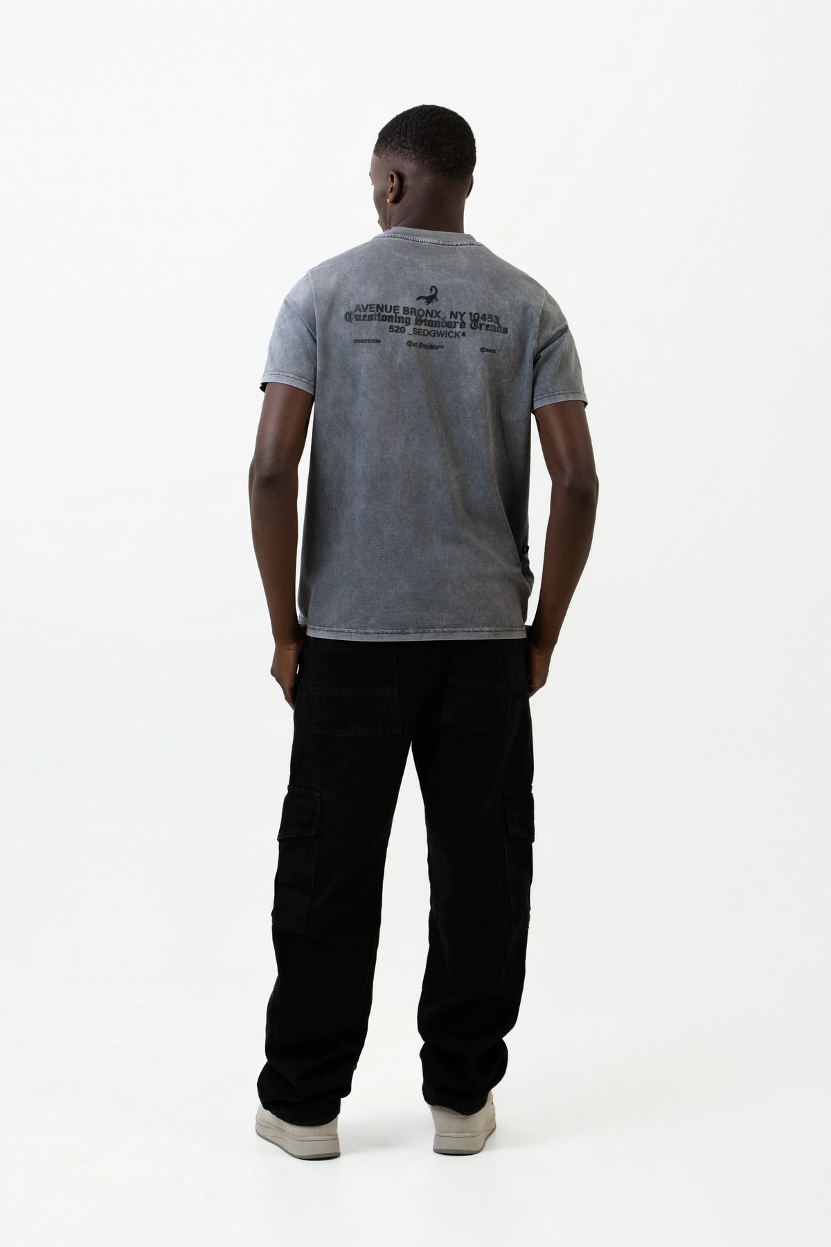 CAMISETA ESPECIAL ESTAMPADO LOCALIZADO COLOR GRIS CLR