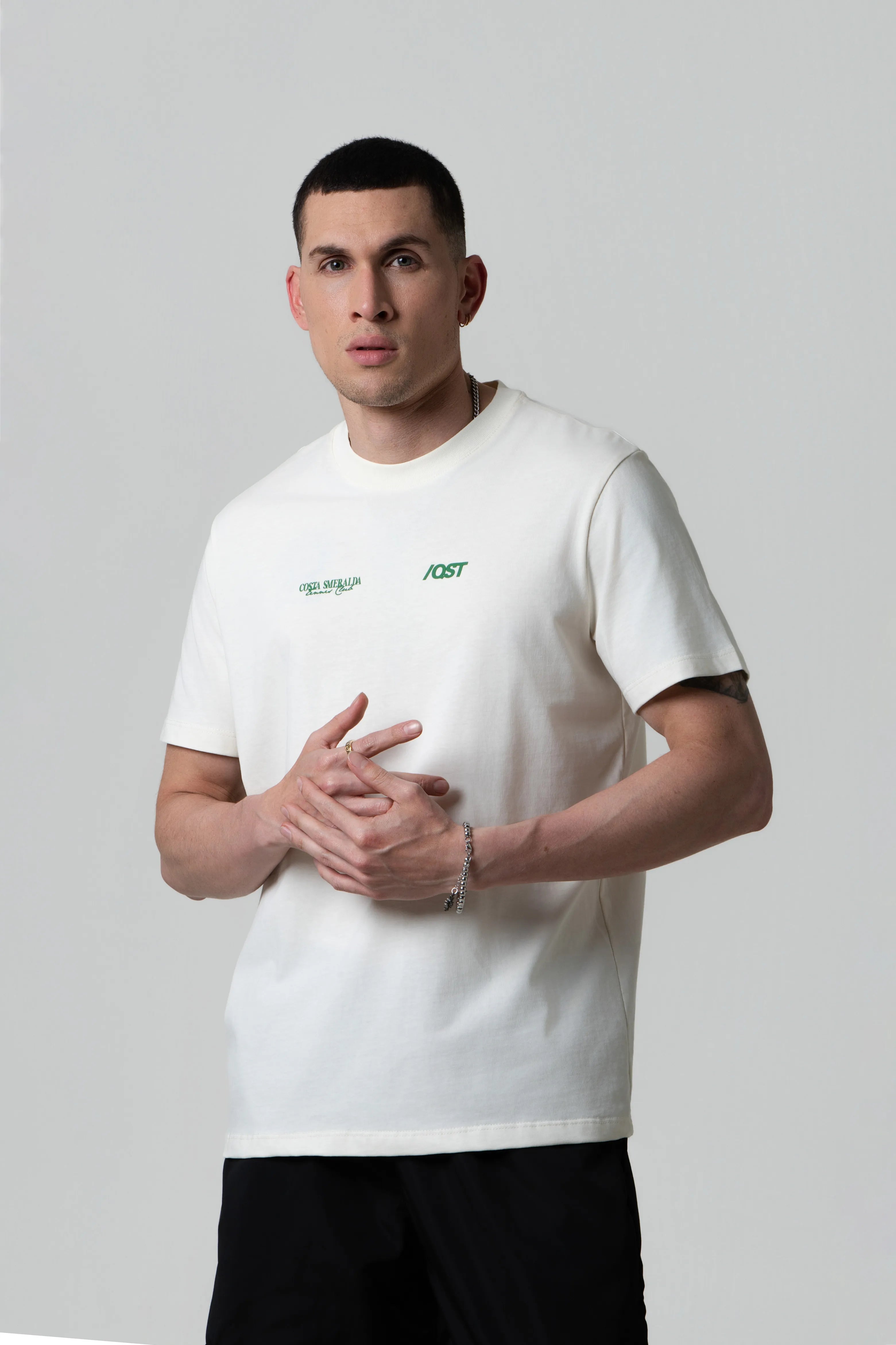 CAMISETA ESPECIAL ESTAMPADO LOCALIZADO COLOR IVORY