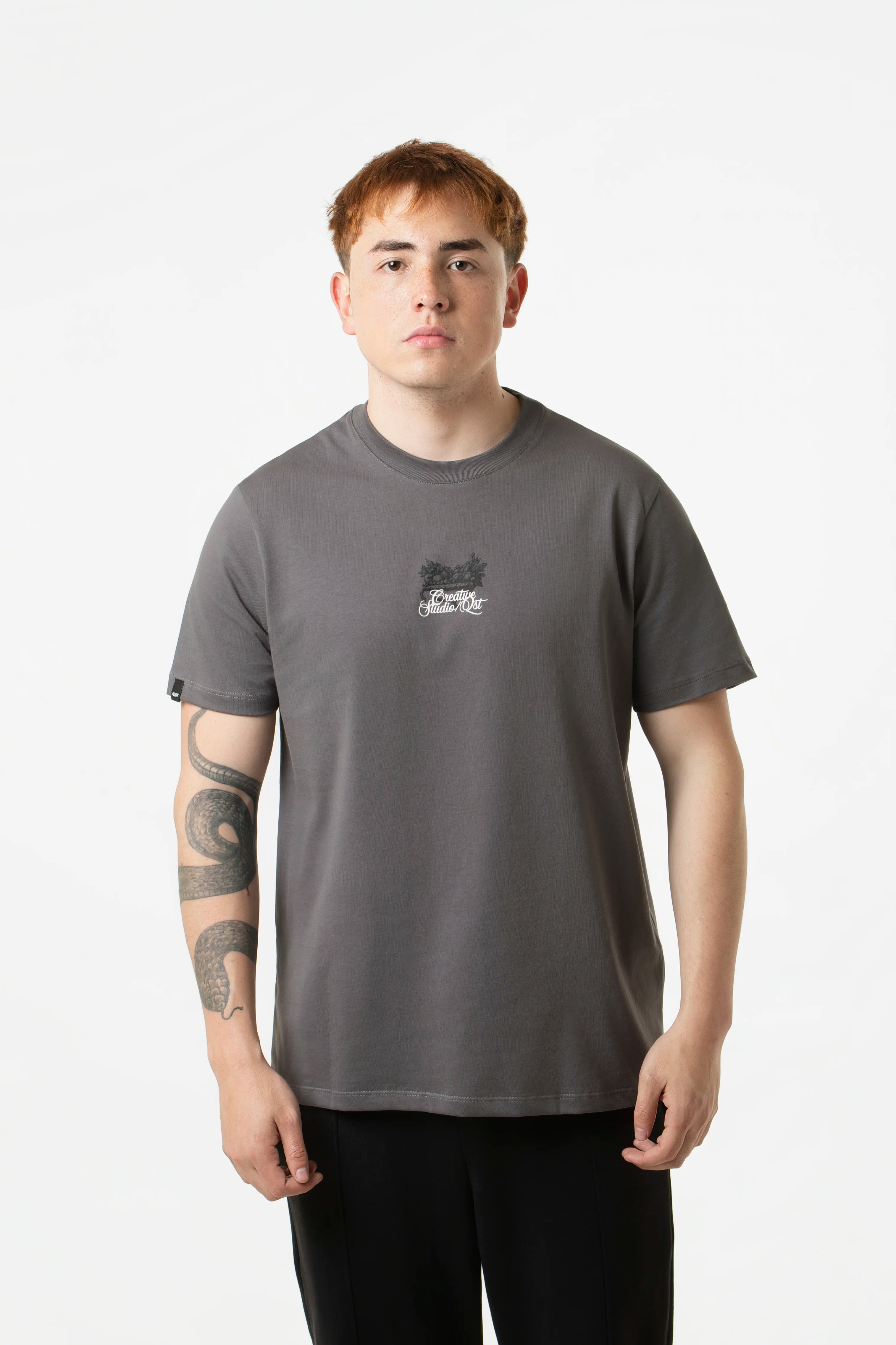 CAMISETA ESPECIAL ESTAMPADO LOCALIZADO COLOR NEGRO-GRIS