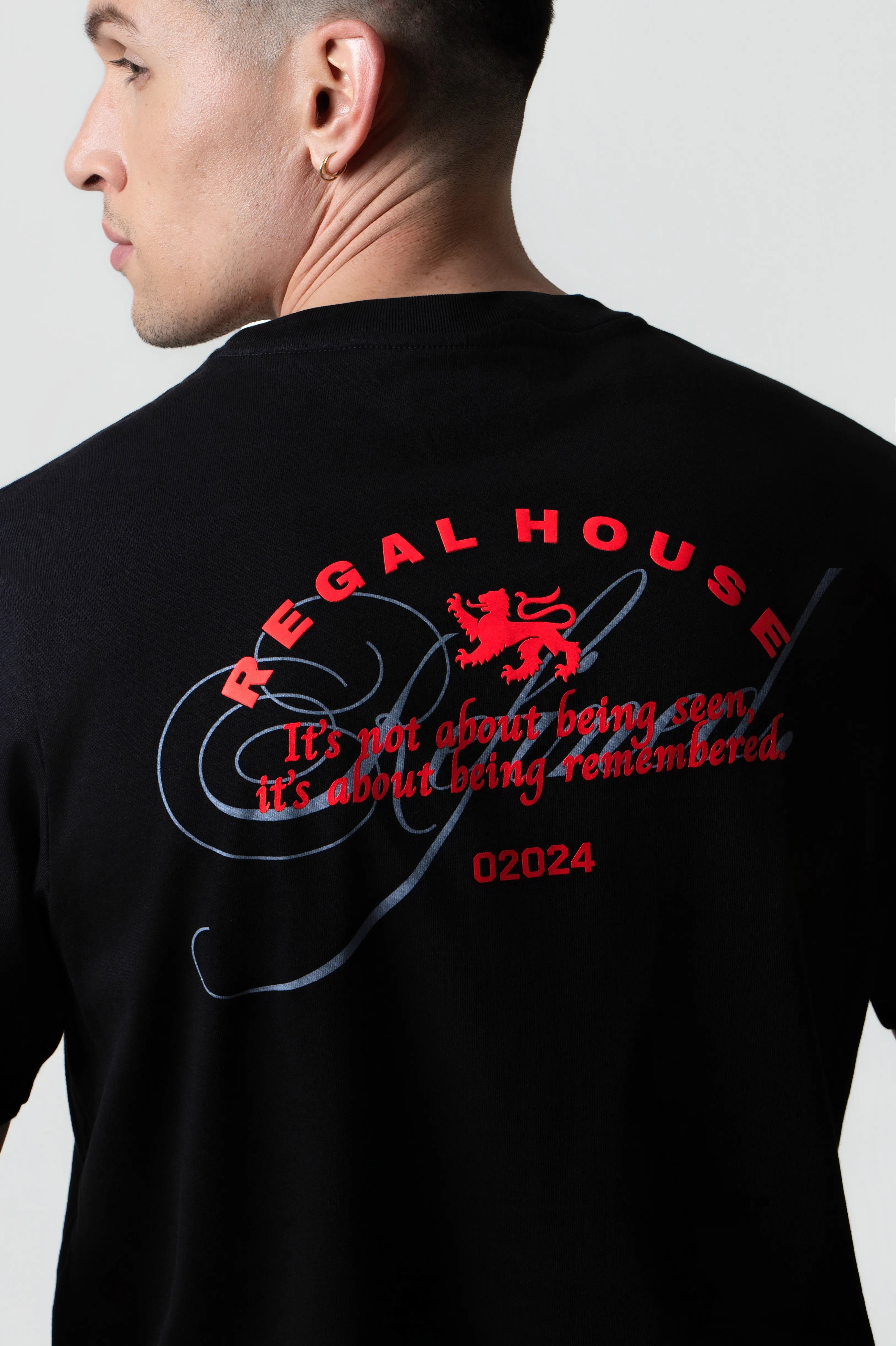 CAMISETA ESPECIAL ESTAMPADO LOCALIZADO COLOR NEGRO