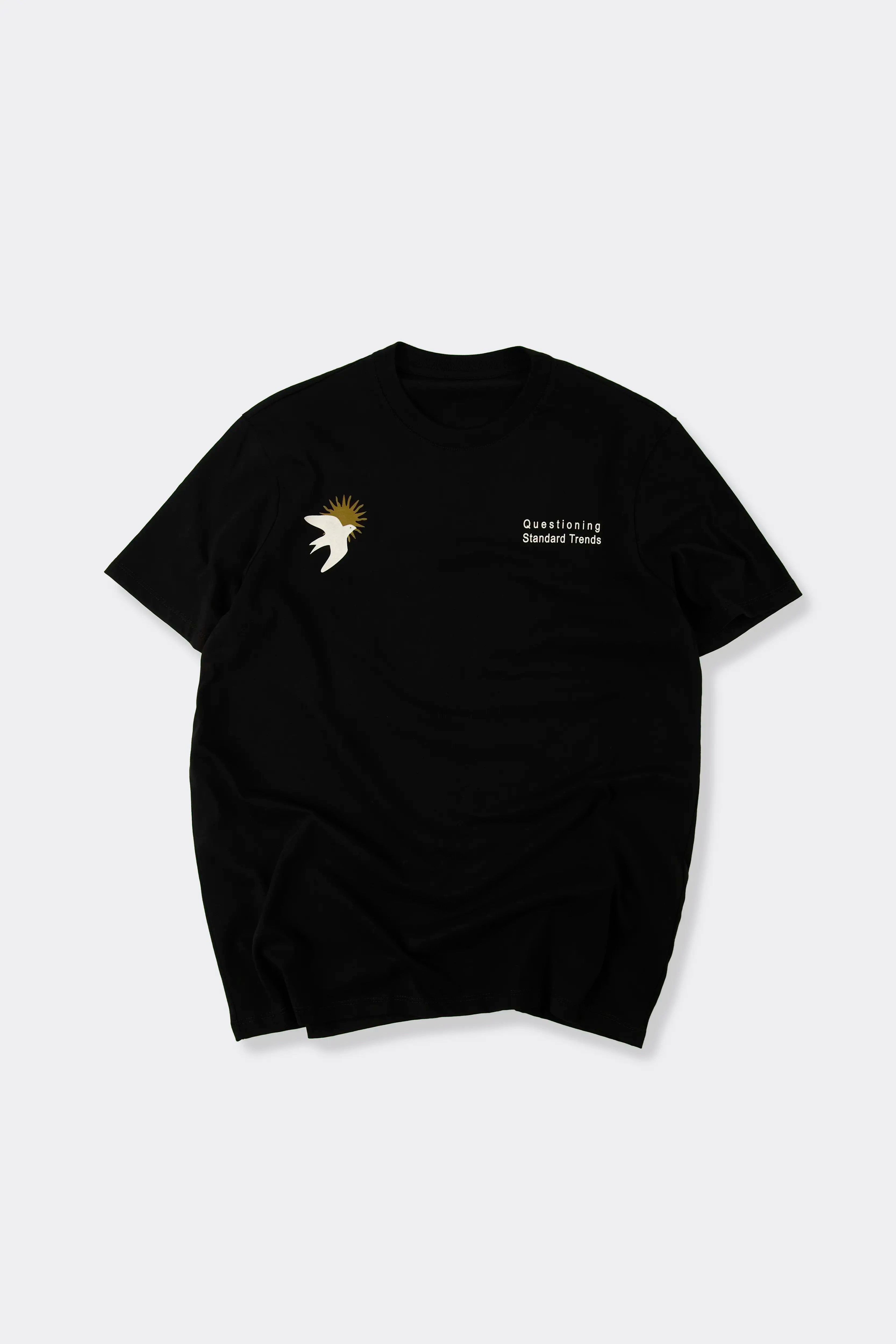 CAMISETA ESPECIAL ESTAMPADO LOCALIZADO COLOR NEGRO