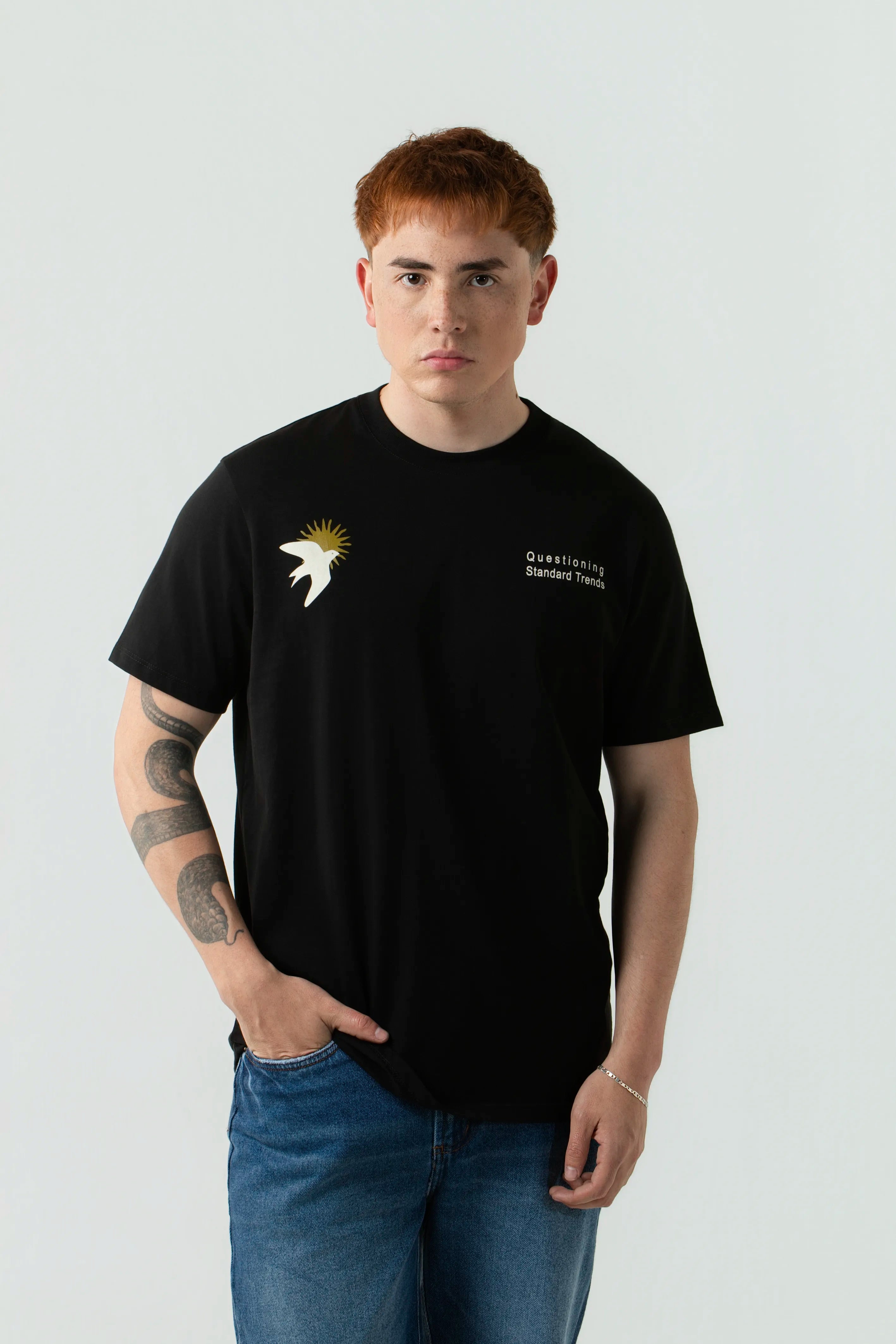 CAMISETA ESPECIAL ESTAMPADO LOCALIZADO COLOR NEGRO