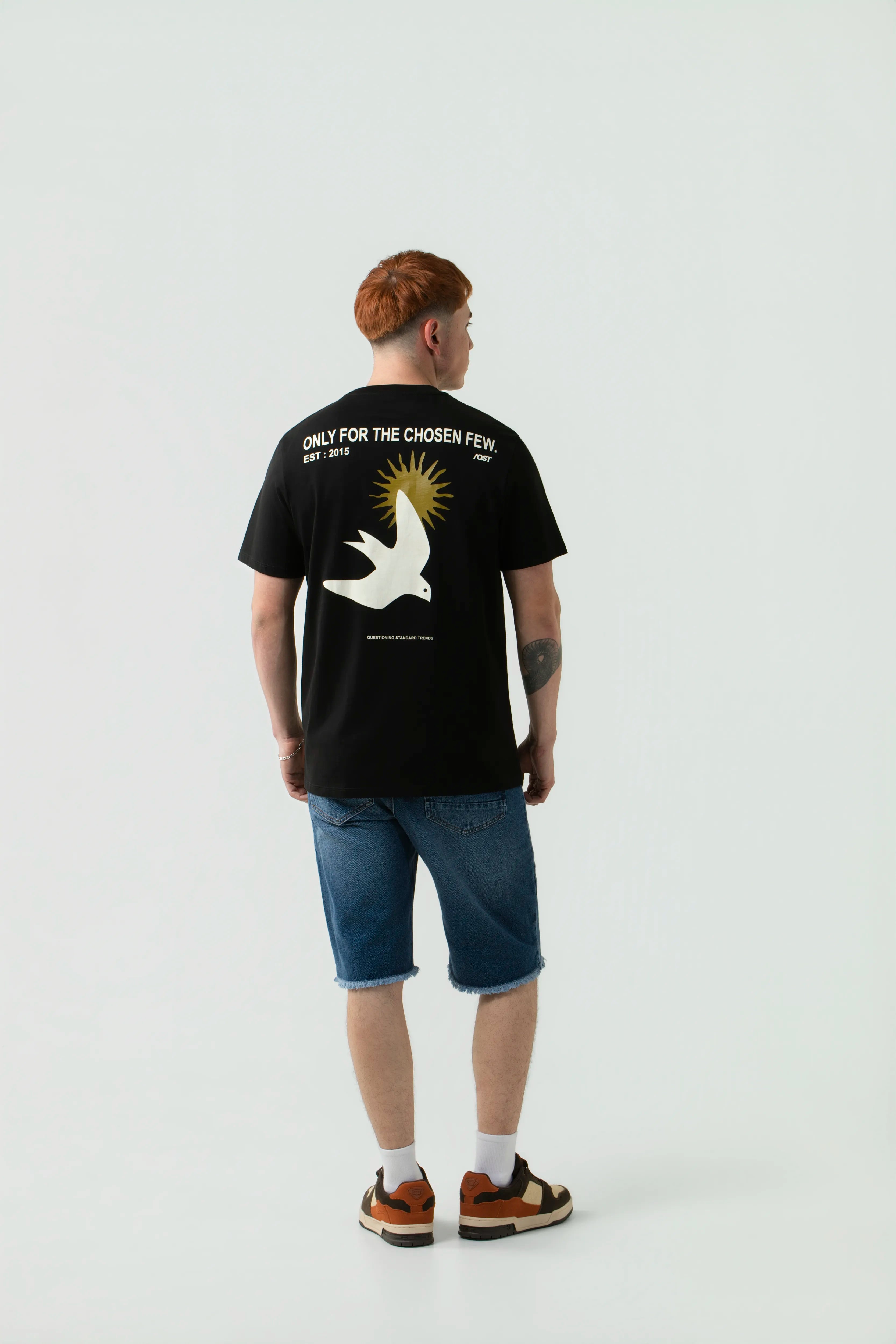 CAMISETA ESPECIAL ESTAMPADO LOCALIZADO COLOR NEGRO