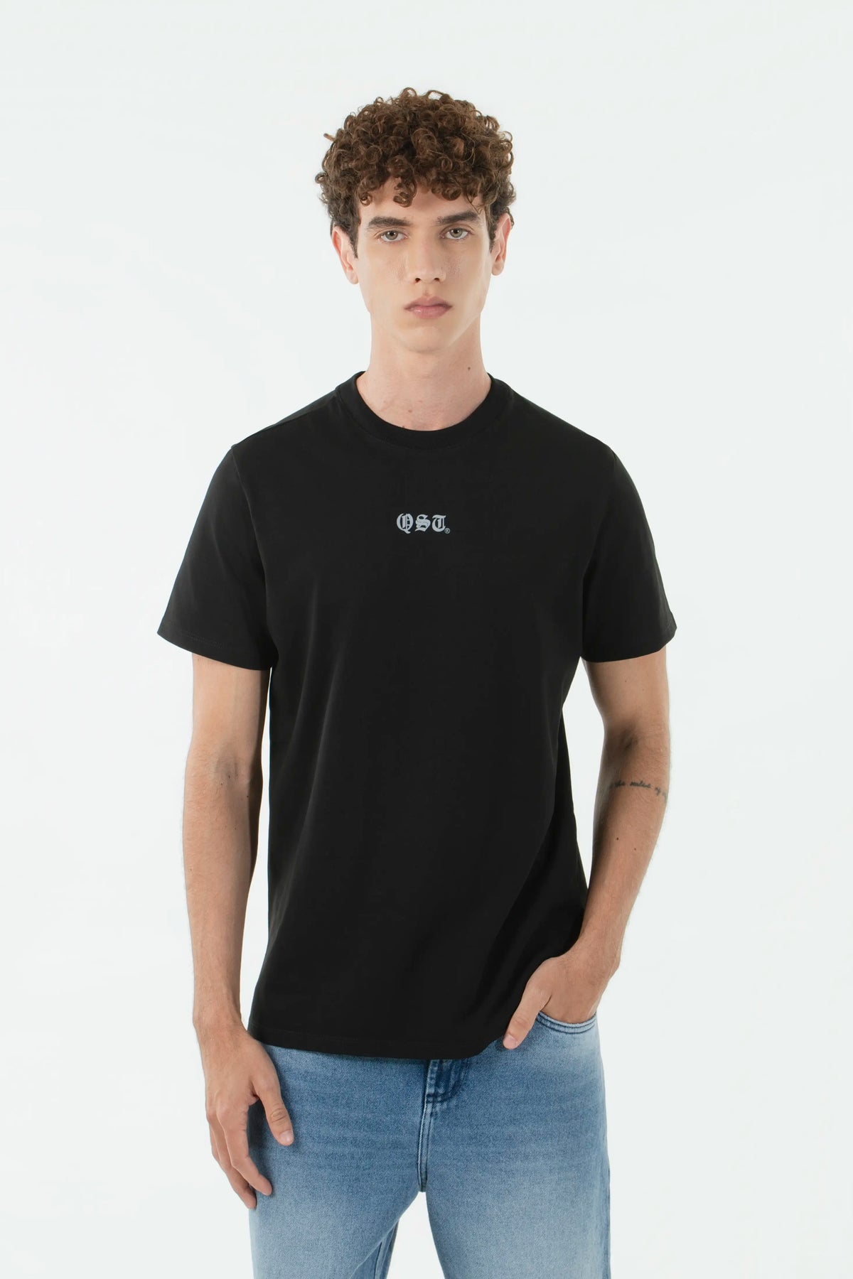 CAMISETA ESPECIAL ESTAMPADO LOCALIZADO COLOR NEGRO