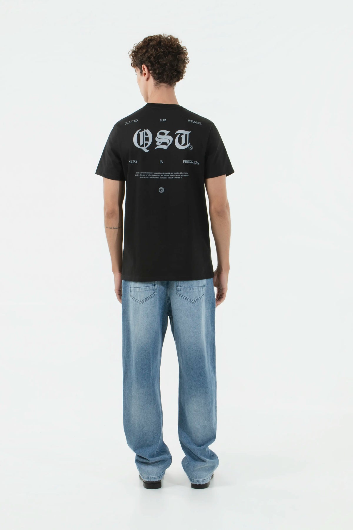 CAMISETA ESPECIAL ESTAMPADO LOCALIZADO COLOR NEGRO