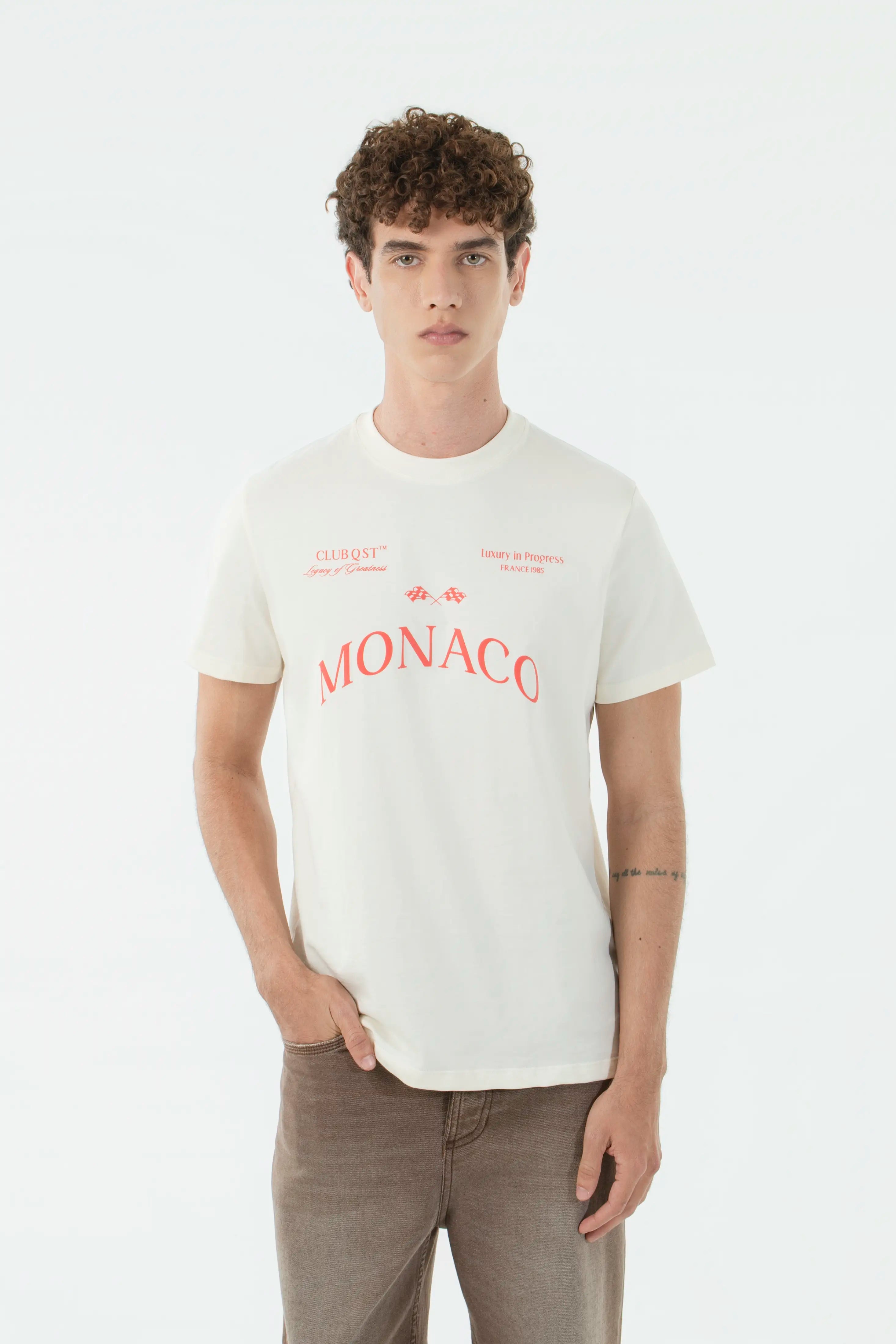 CAMISETA ESPECIAL ESTAMPADO LOCALIZADO COLOR IVORY
