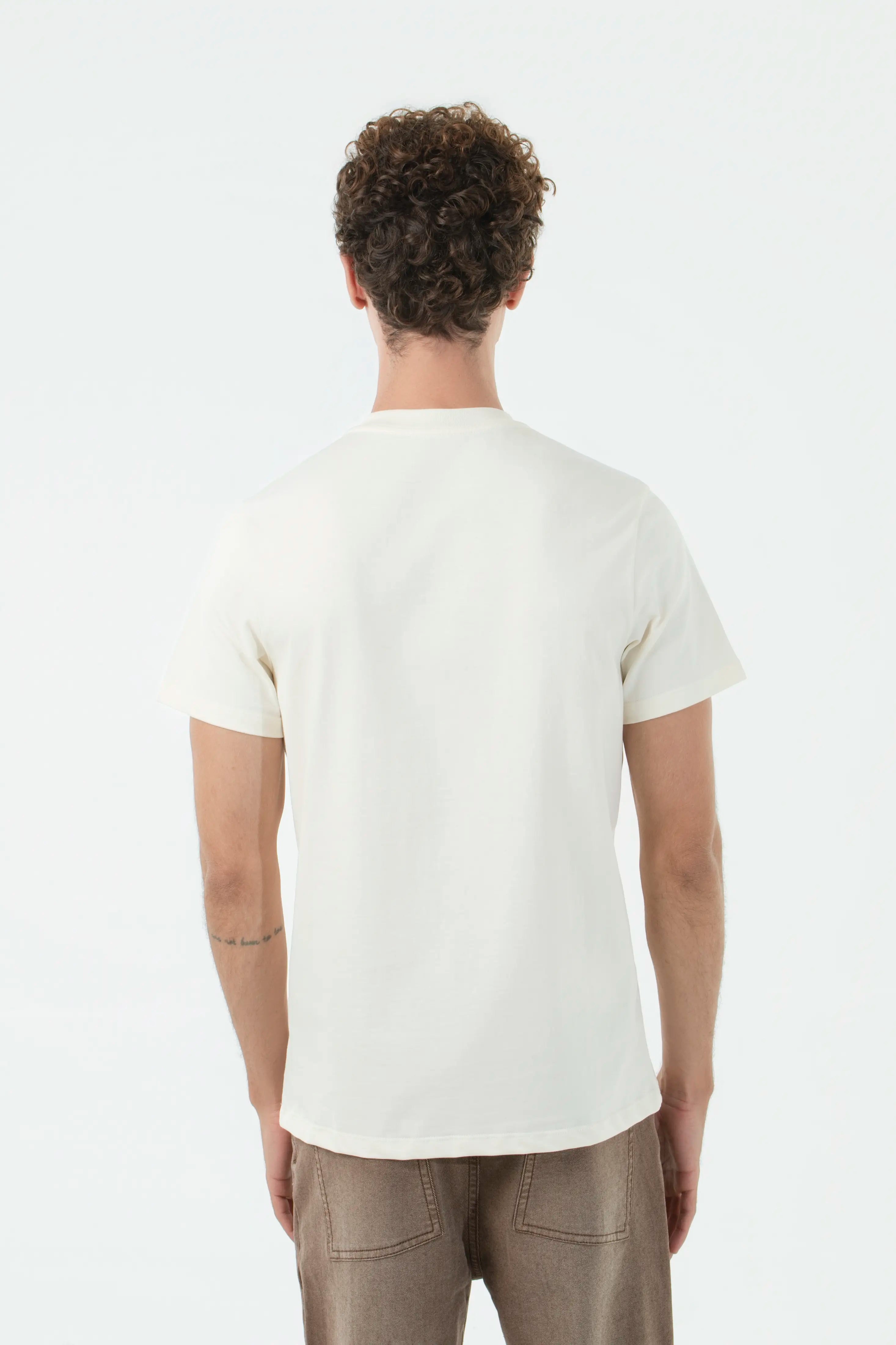 CAMISETA ESPECIAL ESTAMPADO LOCALIZADO COLOR IVORY